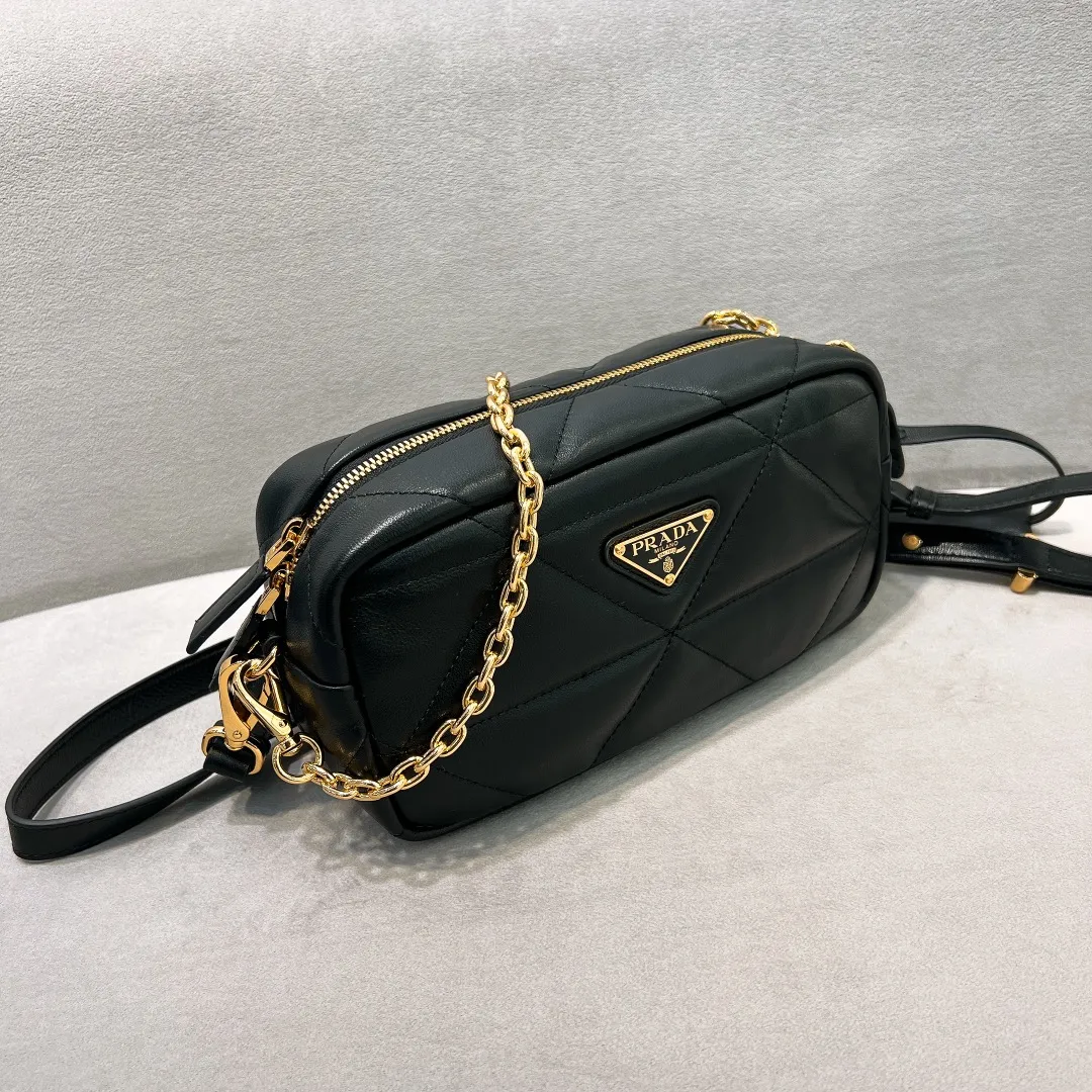 💰1520✨New product launch✨2023 latest cosmetic bag 1Bh197 is made of super soft and delicate lambskin, decorated with a golden metal triangle logo. The overall bag body is very soft and lightweight. The style is elegant and outstanding. The unique rhombus pattern adds an elegant charm. A handbag that perfectly combines classic heritage and the trend of the times. A must-have for fairies. Black. Size 22*11*7cm.