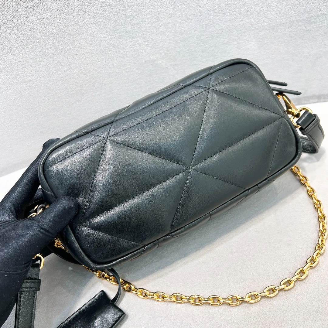 💰1520✨New product launch✨2023 latest cosmetic bag 1Bh197 is made of super soft and delicate lambskin, decorated with a golden metal triangle logo. The overall bag body is very soft and lightweight. The style is elegant and outstanding. The unique rhombus pattern adds an elegant charm. A handbag that perfectly combines classic heritage and the trend of the times. A must-have for fairies. Black. Size 22*11*7cm.