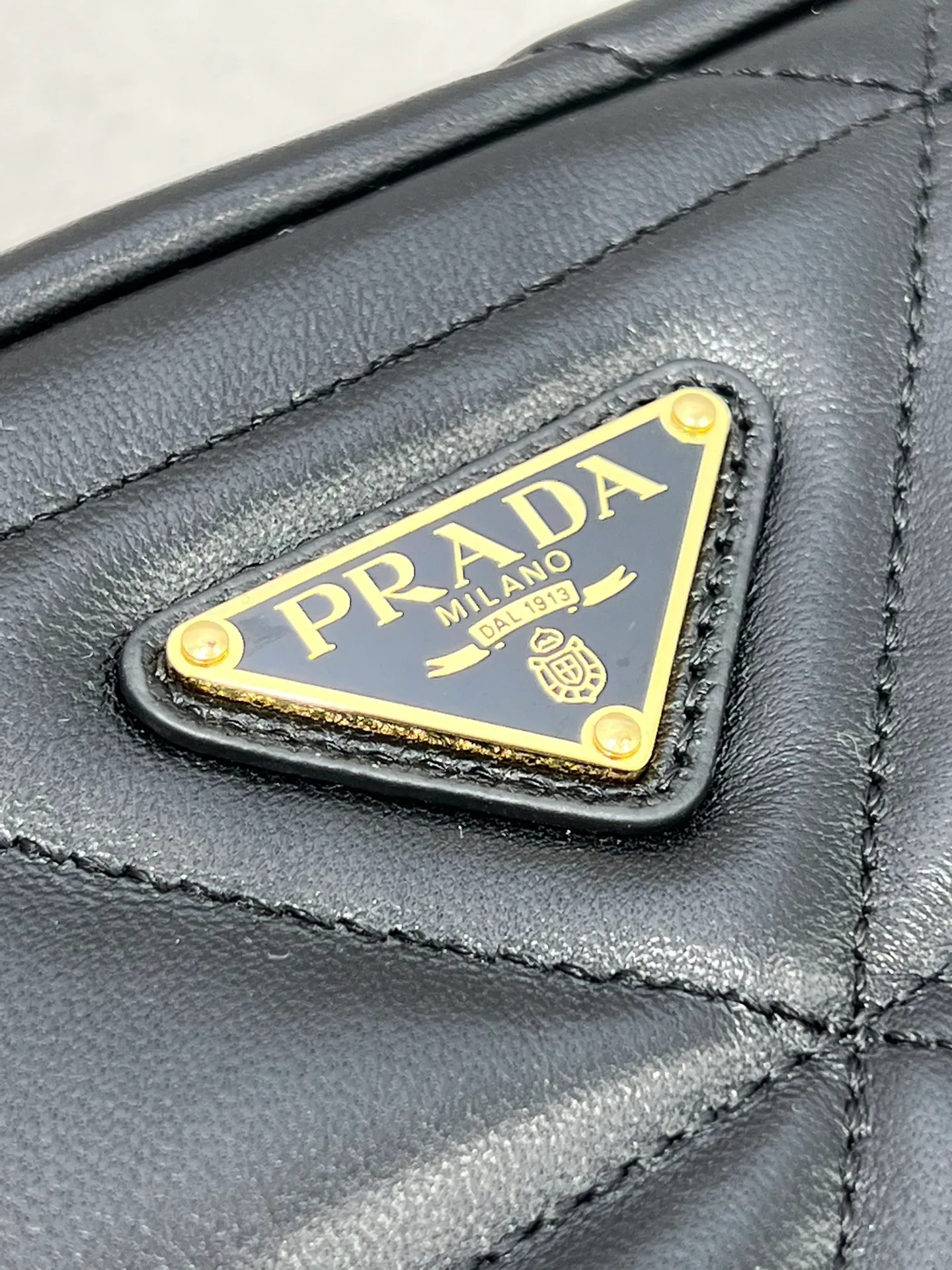 💰1520✨New product launch✨2023 latest cosmetic bag 1Bh197 is made of super soft and delicate lambskin, decorated with a golden metal triangle logo. The overall bag body is very soft and lightweight. The style is elegant and outstanding. The unique rhombus pattern adds an elegant charm. A handbag that perfectly combines classic heritage and the trend of the times. A must-have for fairies. Black. Size 22*11*7cm.