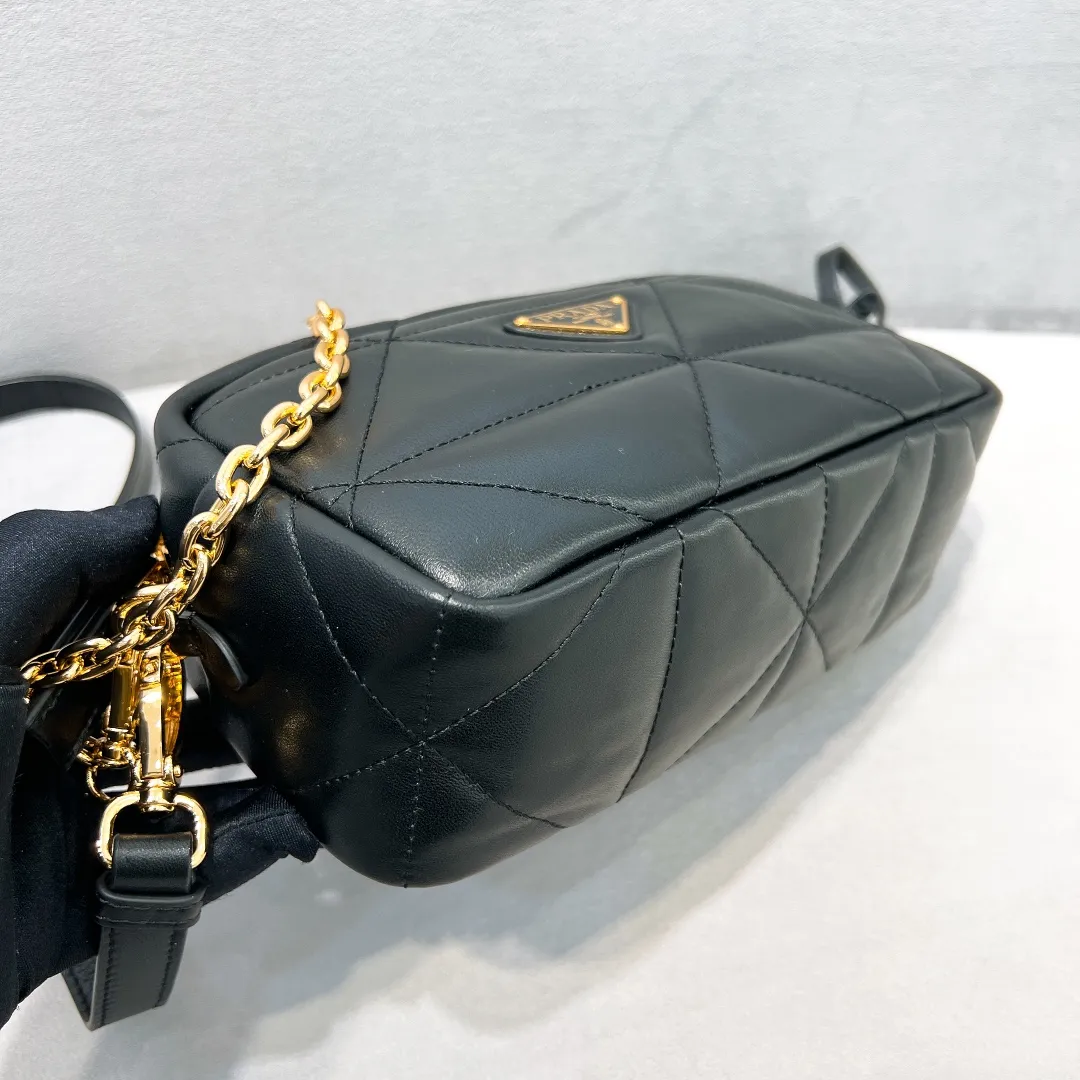 💰1520✨New product launch✨2023 latest cosmetic bag 1Bh197 is made of super soft and delicate lambskin, decorated with a golden metal triangle logo. The overall bag body is very soft and lightweight. The style is elegant and outstanding. The unique rhombus pattern adds an elegant charm. A handbag that perfectly combines classic heritage and the trend of the times. A must-have for fairies. Black. Size 22*11*7cm.