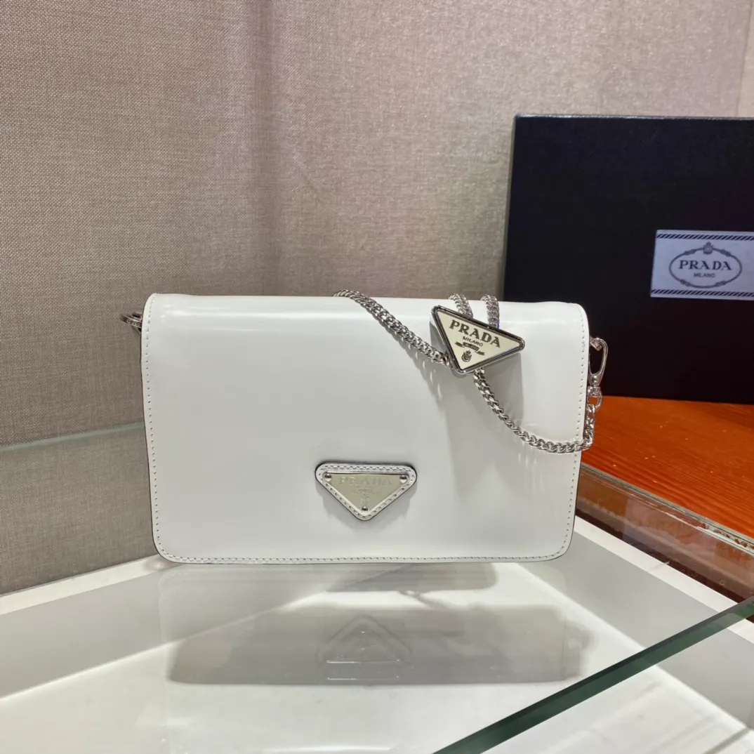 💰1300🎉New necklace bag🎉1BD307🎉🎉 This shoulder bag is made of traditional shiny leather, creating a simple silhouette, with a full sheepskin interior👏 adding a touch of exquisite texture. The iconic triangle logo originally adorned Mario's design. I love this detachable and adjustable chain shoulder strap (110cm long), which can also be used as a necklace decoration with clothes. The triangle mark in the middle is adjustable😘😘It’s so beautiful😘😘One pack can be used for two purposes👏👏Hurry up and get it🎉🎉 Length 19x Height 10.5x Bottom 3.5cm