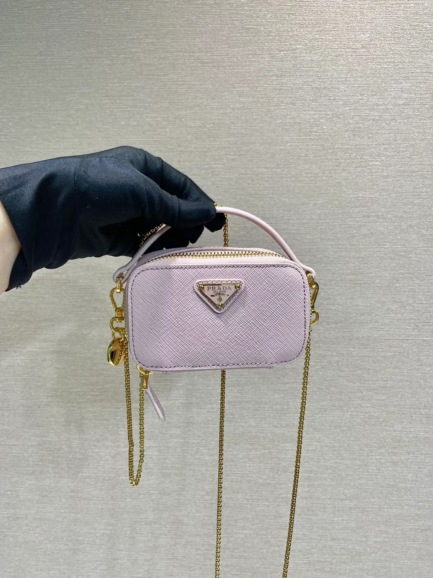 💰960🎉Mini cross-body bag🎉1NR025 cross-grain cowhide🎉🎉 This exquisite cross-grain cowhide mini bag presents smooth and harmonious lines. Featuring leather handles and a detachable chain shoulder strap, featuring the signature triangle logo in enameled metal. My wife is lovely and worth having. Hurry up and get it🎉🎉Length 11x Height 6.5x Bottom 2.5cm🎉🎉👏👏