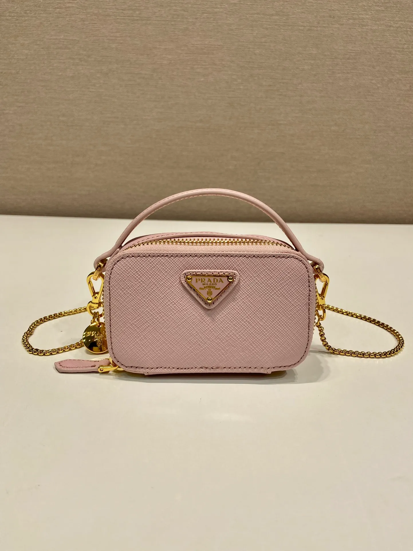 💰960🎉Mini cross-body bag🎉1NR025 cross-grain cowhide🎉🎉 This exquisite cross-grain cowhide mini bag presents smooth and harmonious lines. Featuring leather handles and a detachable chain shoulder strap, featuring the signature triangle logo in enameled metal. My wife is lovely and worth having. Hurry up and get it🎉🎉Length 11x Height 6.5x Bottom 2.5cm🎉🎉👏👏
