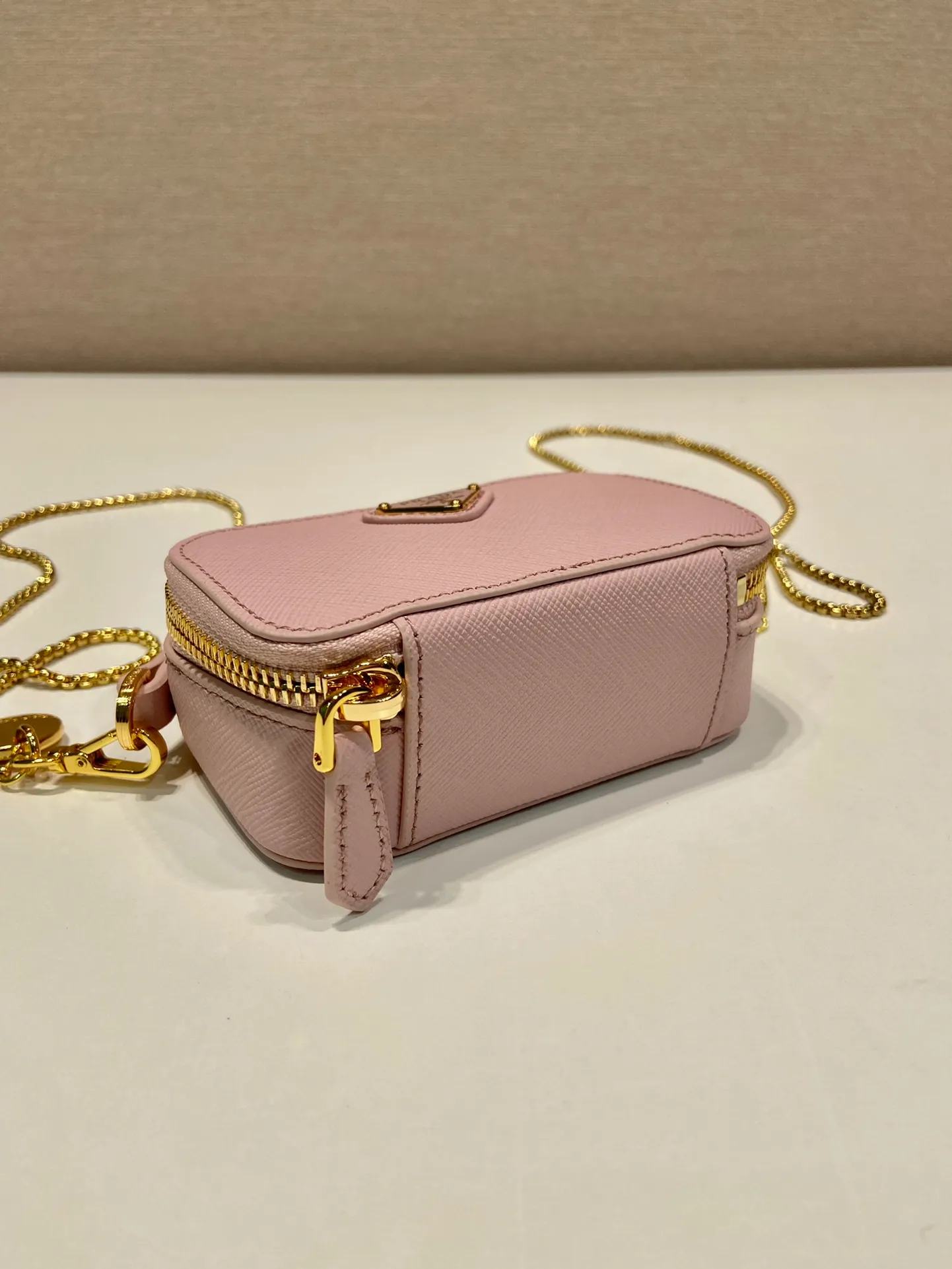 💰960🎉Mini cross-body bag🎉1NR025 cross-grain cowhide🎉🎉 This exquisite cross-grain cowhide mini bag presents smooth and harmonious lines. Featuring leather handles and a detachable chain shoulder strap, featuring the signature triangle logo in enameled metal. My wife is lovely and worth having. Hurry up and get it🎉🎉Length 11x Height 6.5x Bottom 2.5cm🎉🎉👏👏