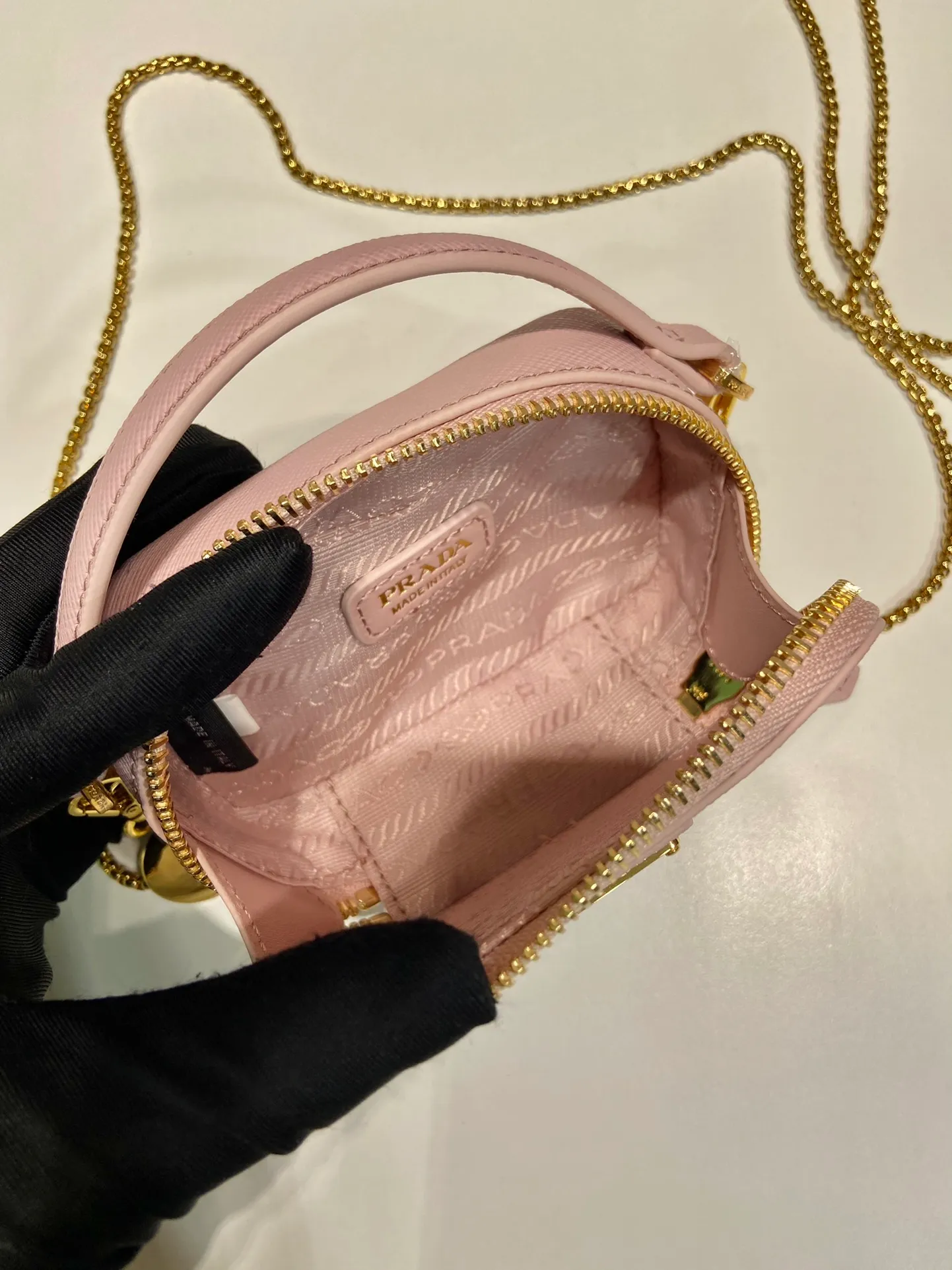 💰960🎉Mini cross-body bag🎉1NR025 cross-grain cowhide🎉🎉 This exquisite cross-grain cowhide mini bag presents smooth and harmonious lines. Featuring leather handles and a detachable chain shoulder strap, featuring the signature triangle logo in enameled metal. My wife is lovely and worth having. Hurry up and get it🎉🎉Length 11x Height 6.5x Bottom 2.5cm🎉🎉👏👏