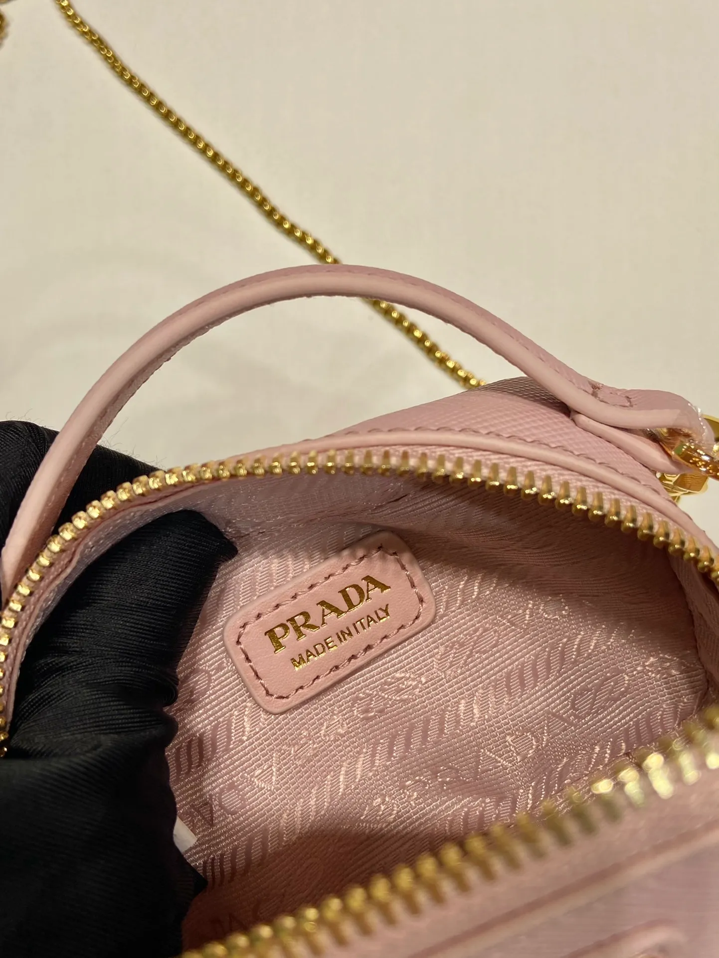 💰960🎉Mini cross-body bag🎉1NR025 cross-grain cowhide🎉🎉 This exquisite cross-grain cowhide mini bag presents smooth and harmonious lines. Featuring leather handles and a detachable chain shoulder strap, featuring the signature triangle logo in enameled metal. My wife is lovely and worth having. Hurry up and get it🎉🎉Length 11x Height 6.5x Bottom 2.5cm🎉🎉👏👏