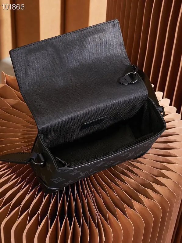 P¥780👉nfc dynamic chip version👈【Top inspection-free all-steel hardware】This Steamer mini handbag is made of Monogram Eclipse canvas and draws chain and pin elements from the Louis Vuitton Steamer hard case. Perfectly sized to accommodate travel needs, it comes with a zippered interior pocket and adjustable shoulder straps. Monogram Eclipse coated canvas, cow leather trim, fabric lining, metal hardware, zipper inner pocket, Steamer style chain, magnetic buckle closure, shoulder strap, non-detachable, adjustable! ! Model: M81783; Size: 18x11x6.5CM