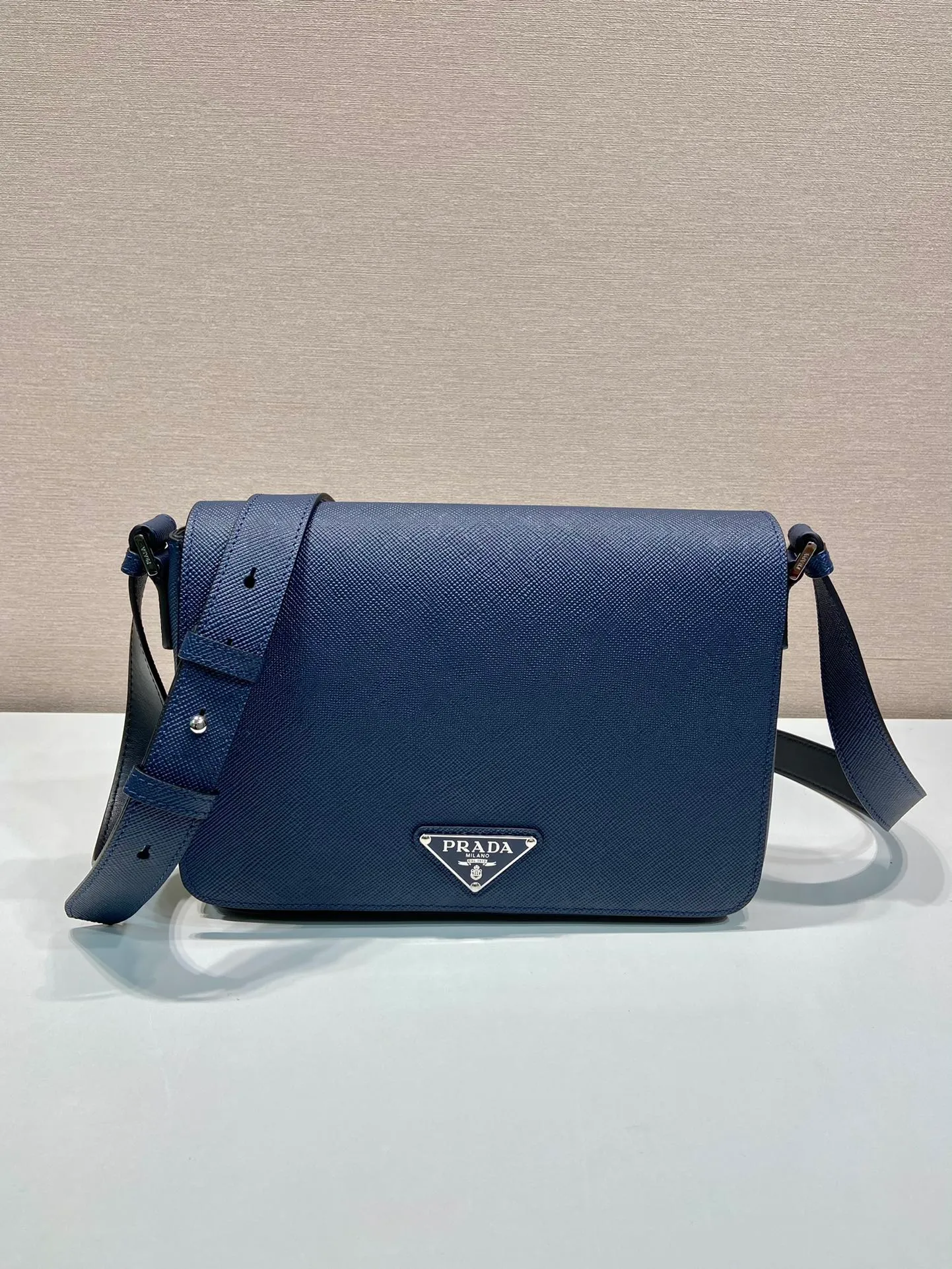 💰1840🎉New messenger bag🎉2VD049 large new color🎉🎉 This messenger bag is made of the iconic material Saffiano cowhide, with a magnetic flap design, a magnetic buckle pocket on the back, and an adjustable cowhide long shoulder strap design, presenting a practical and stylish minimalist design. The upper body effect is very cool 😎, another popular style that will never go out of style 🎉🎉Handsome guys, hurry up and get it 👏Length 28x Height 19.5x Bottom 6.5cm🎉🎉🎉👏👏👏