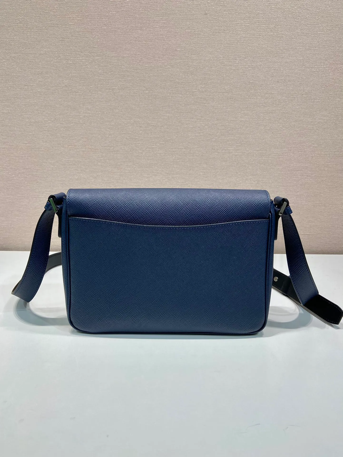 💰1840🎉New messenger bag🎉2VD049 large new color🎉🎉 This messenger bag is made of the iconic material Saffiano cowhide, with a magnetic flap design, a magnetic buckle pocket on the back, and an adjustable cowhide long shoulder strap design, presenting a practical and stylish minimalist design. The upper body effect is very cool 😎, another popular style that will never go out of style 🎉🎉Handsome guys, hurry up and get it 👏Length 28x Height 19.5x Bottom 6.5cm🎉🎉🎉👏👏👏