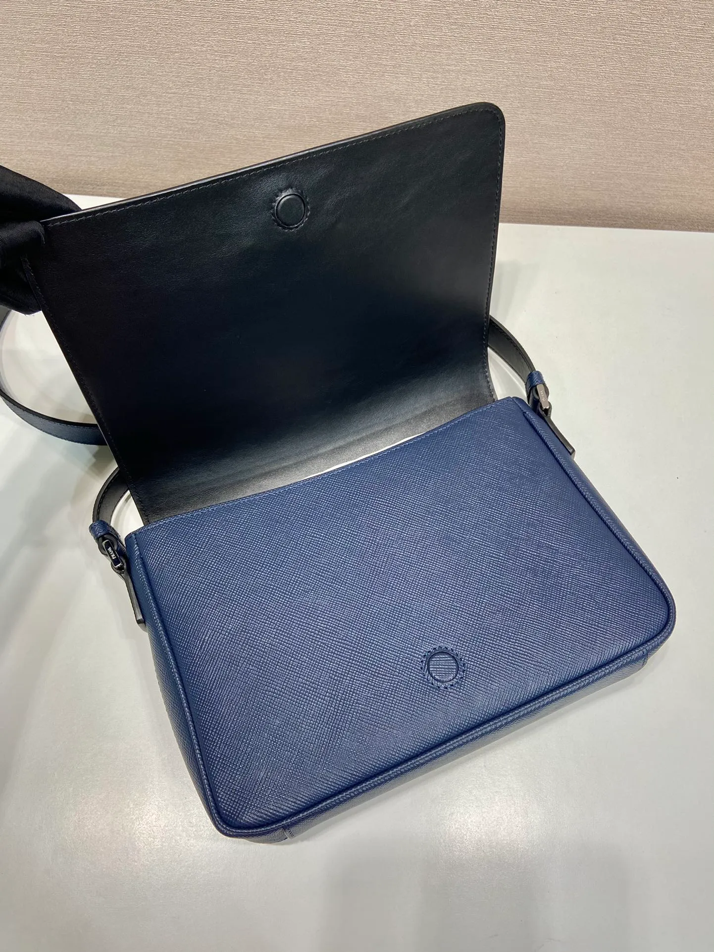 💰1840🎉New messenger bag🎉2VD049 large new color🎉🎉 This messenger bag is made of the iconic material Saffiano cowhide, with a magnetic flap design, a magnetic buckle pocket on the back, and an adjustable cowhide long shoulder strap design, presenting a practical and stylish minimalist design. The upper body effect is very cool 😎, another popular style that will never go out of style 🎉🎉Handsome guys, hurry up and get it 👏Length 28x Height 19.5x Bottom 6.5cm🎉🎉🎉👏👏👏