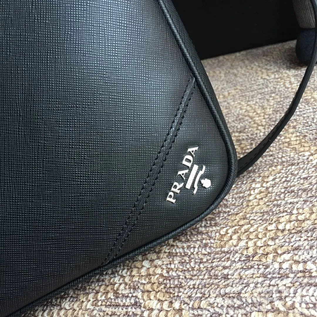 💰1900, P’s new men’s bag 0368 corner mark, top quality [applause][applause][applause], synchronized with counters, using imported cross-grain cowhide, top-grade hardware, 175 OEM code, length 36.5x height 28x bottom 4.5cm