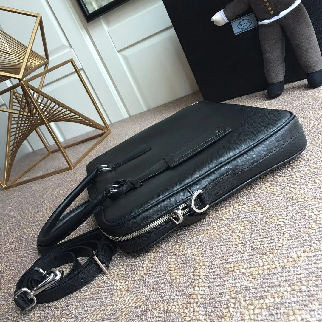 💰1900, P’s new men’s bag 0368 corner mark, top quality [applause][applause][applause], synchronized with counters, using imported cross-grain cowhide, top-grade hardware, 175 OEM code, length 36.5x height 28x bottom 4.5cm