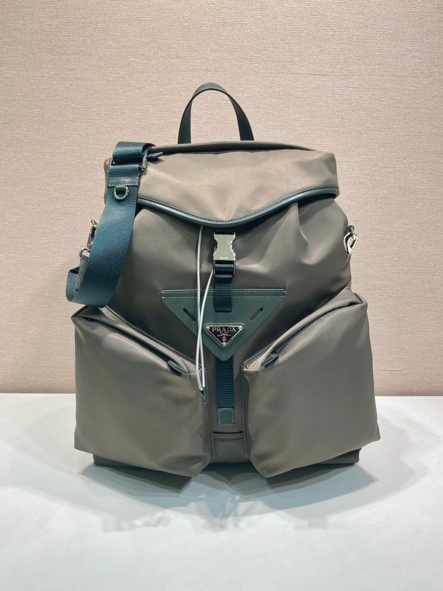 💰1700🎉New catwalk style🎉2VZ108 shoulder bag/shoulder bag🎉🎉 This catwalk style backpack is made of imported nylon fabric, calfskin and top-grade hardware. It has a front buckle/flap and 2 pocket design. It is equipped with a detachable nylon shoulder strap. The back can be carried on both shoulders and inserted into a trolley case. It has many compartments and a lot of space. It is no problem for daily carrying and business trips. It is fashionable and practical. Get it now. Handsome guys👏👏 38cm long, 45cm tall and 18cm tall🎉🎉🎉👏👏👏
