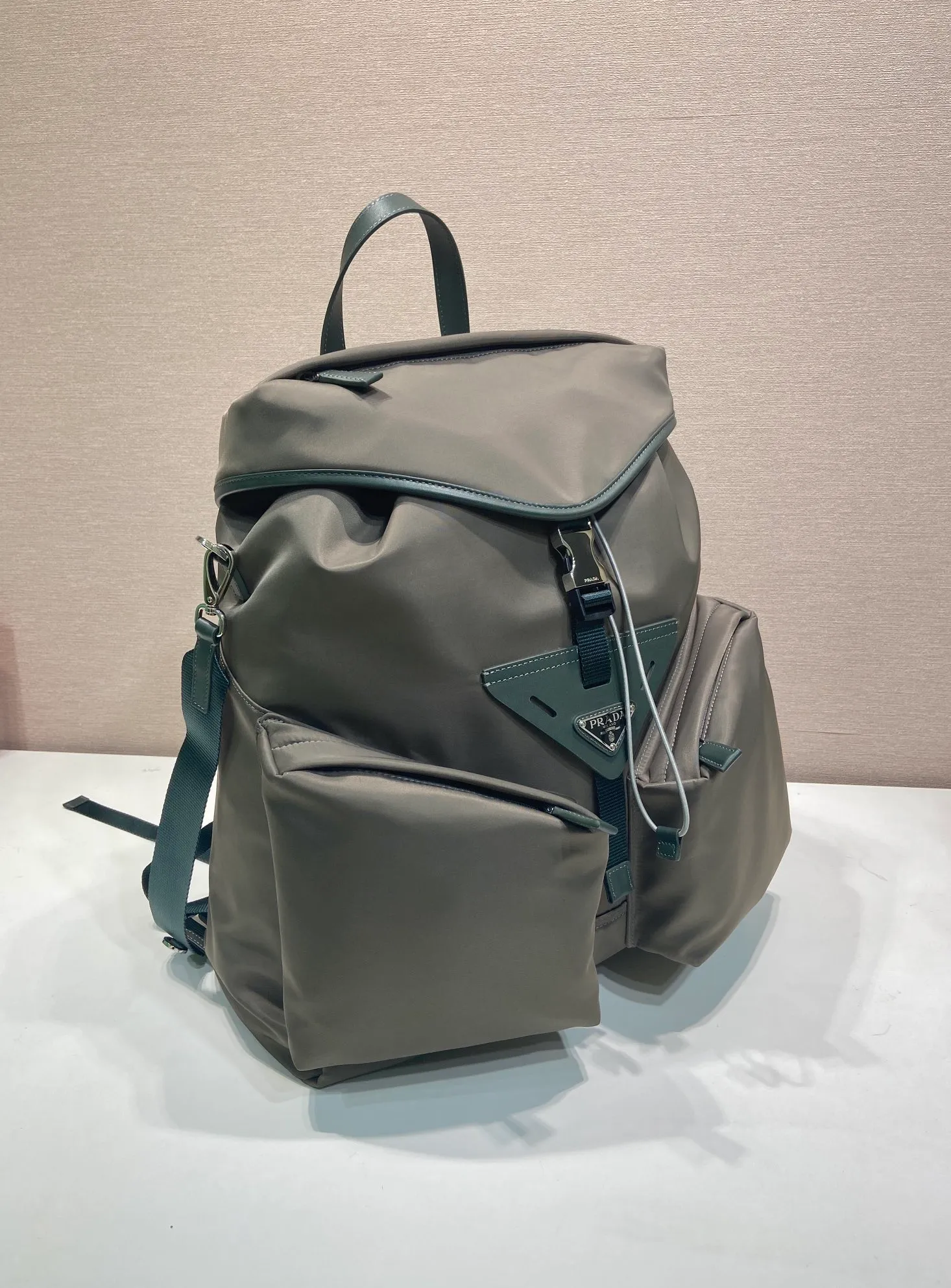 💰1700🎉New catwalk style🎉2VZ108 shoulder bag/shoulder bag🎉🎉 This catwalk style backpack is made of imported nylon fabric, calfskin and top-grade hardware. It has a front buckle/flap and 2 pocket design. It is equipped with a detachable nylon shoulder strap. The back can be carried on both shoulders and inserted into a trolley case. It has many compartments and a lot of space. It is no problem for daily carrying and business trips. It is fashionable and practical. Get it now. Handsome guys👏👏 38cm long, 45cm tall and 18cm tall🎉🎉🎉👏👏👏