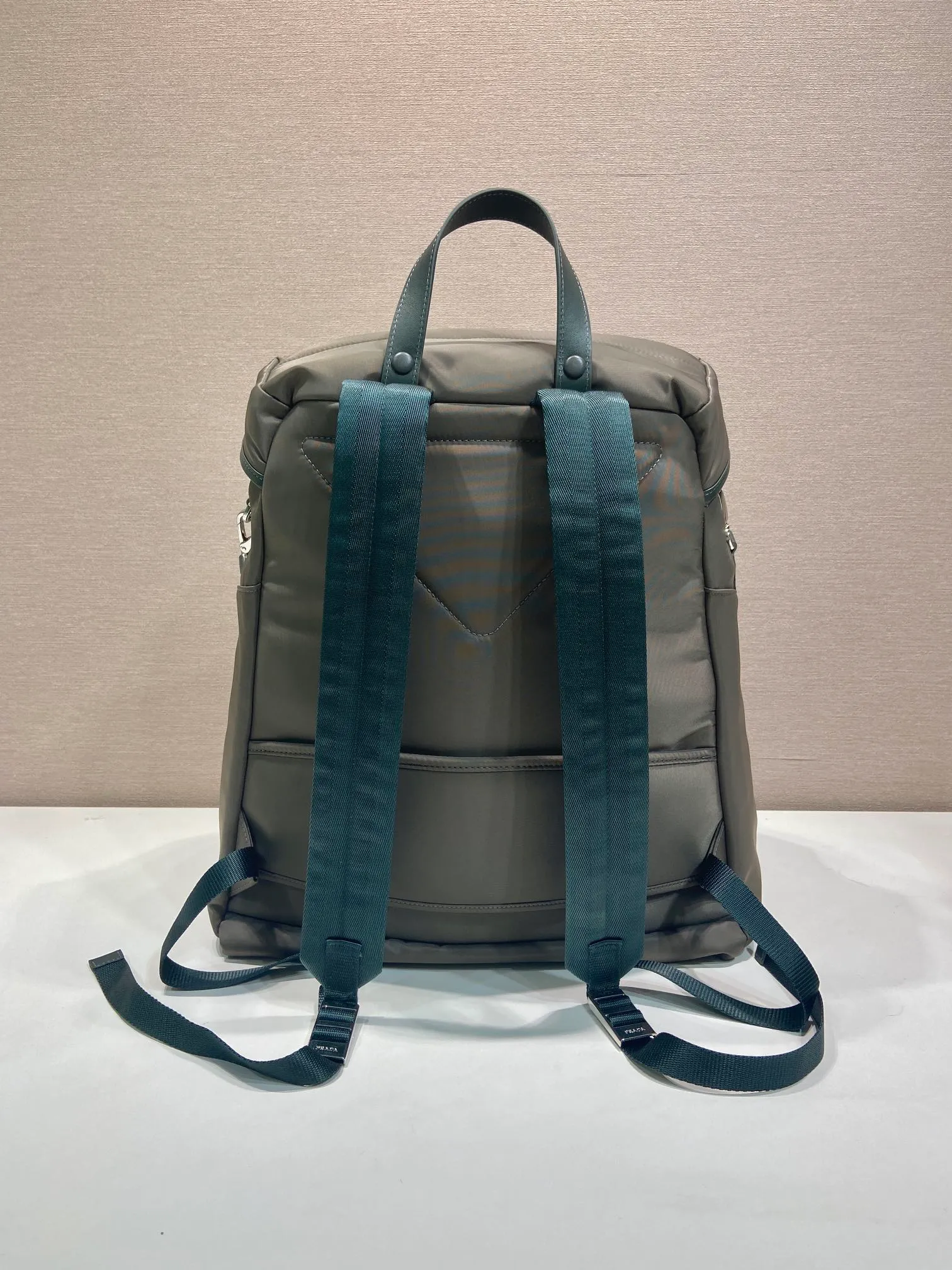 💰1700🎉New catwalk style🎉2VZ108 shoulder bag/shoulder bag🎉🎉 This catwalk style backpack is made of imported nylon fabric, calfskin and top-grade hardware. It has a front buckle/flap and 2 pocket design. It is equipped with a detachable nylon shoulder strap. The back can be carried on both shoulders and inserted into a trolley case. It has many compartments and a lot of space. It is no problem for daily carrying and business trips. It is fashionable and practical. Get it now. Handsome guys👏👏 38cm long, 45cm tall and 18cm tall🎉🎉🎉👏👏👏
