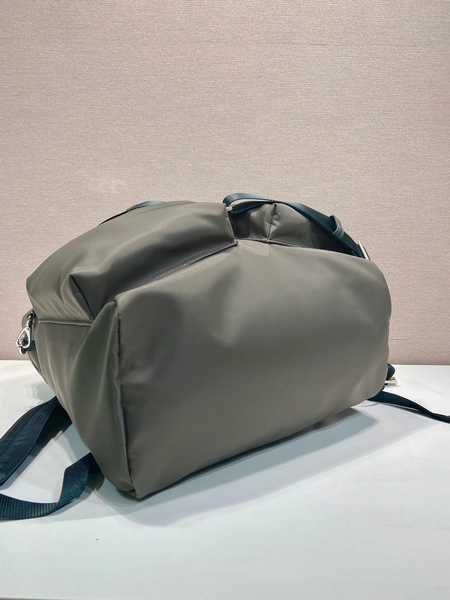 💰1700🎉New catwalk style🎉2VZ108 shoulder bag/shoulder bag🎉🎉 This catwalk style backpack is made of imported nylon fabric, calfskin and top-grade hardware. It has a front buckle/flap and 2 pocket design. It is equipped with a detachable nylon shoulder strap. The back can be carried on both shoulders and inserted into a trolley case. It has many compartments and a lot of space. It is no problem for daily carrying and business trips. It is fashionable and practical. Get it now. Handsome guys👏👏 38cm long, 45cm tall and 18cm tall🎉🎉🎉👏👏👏