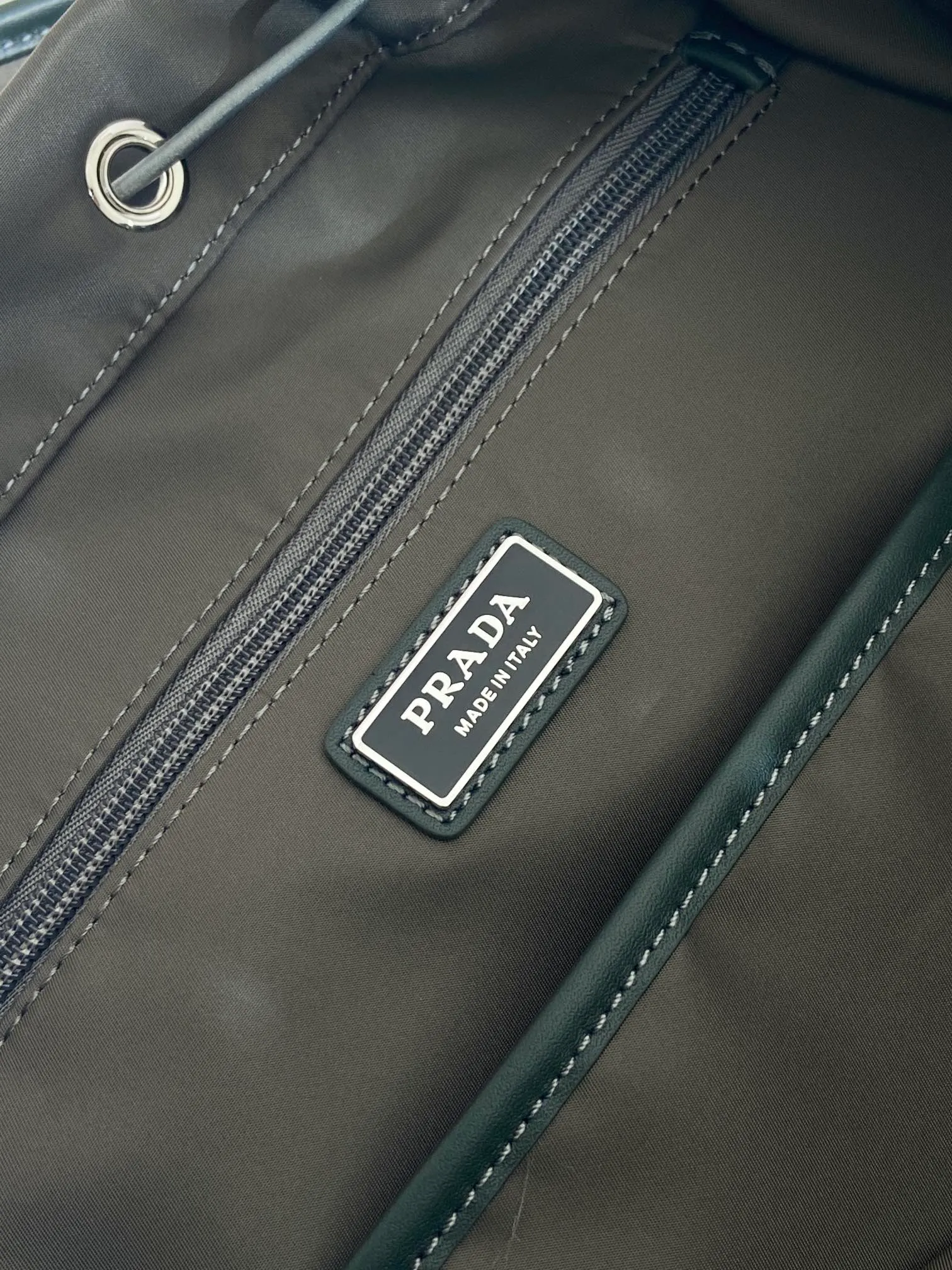 💰1700🎉New catwalk style🎉2VZ108 shoulder bag/shoulder bag🎉🎉 This catwalk style backpack is made of imported nylon fabric, calfskin and top-grade hardware. It has a front buckle/flap and 2 pocket design. It is equipped with a detachable nylon shoulder strap. The back can be carried on both shoulders and inserted into a trolley case. It has many compartments and a lot of space. It is no problem for daily carrying and business trips. It is fashionable and practical. Get it now. Handsome guys👏👏 38cm long, 45cm tall and 18cm tall🎉🎉🎉👏👏👏