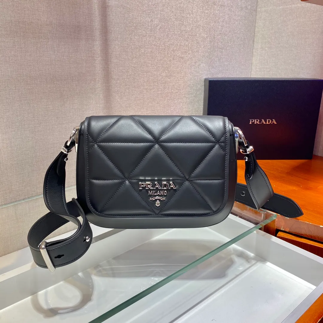 💰1700🎉New women's bag🎉1BD283👏👏This flip women's bag is made of imported calfskin and is designed with hand-made rhombus embroidery patterns. It looks particularly unique and elegant. It has imported sheepskin on the inside and can be carried on one shoulder or across the body. This very ladylike design inspiration looks simple and elegant, and can be worn cross-body as a casual wear. This kind of rounded curvature is what girls always pursue for perfection😘😘Hurry up and get it👏👏 Length 23x Height 18x ​​Bottom 5cm