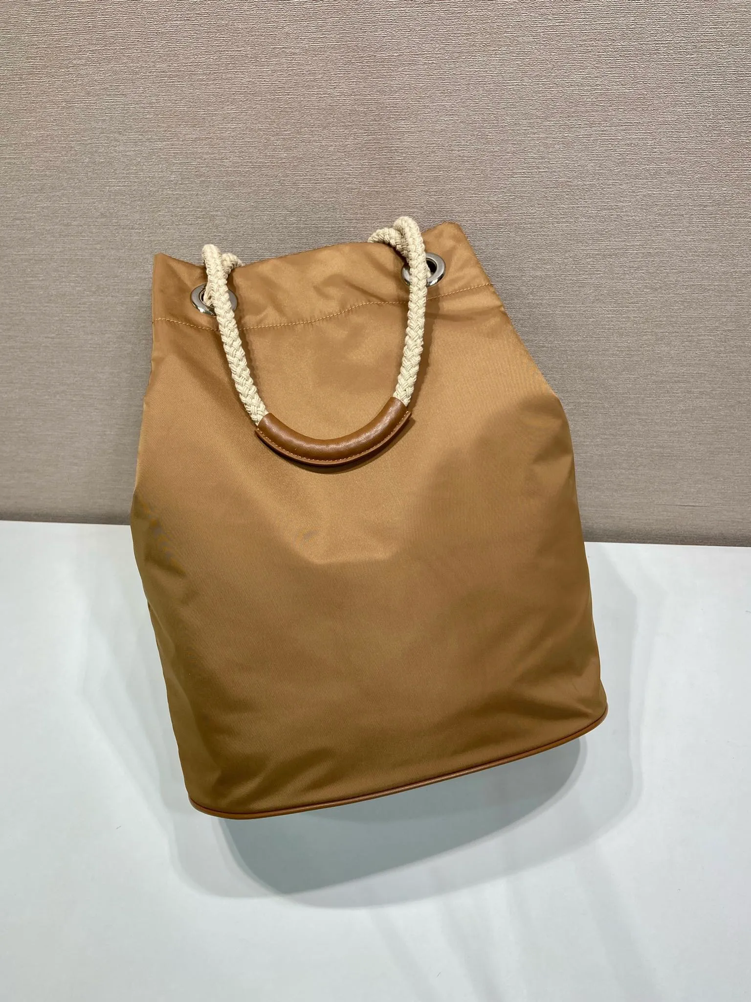 💰1160🎉Men's Bucket Bag🎉2VG133 Catwalk Style🎉🎉 This Re-Nylon handbag is designed with nylon fabric and calfskin. Unique combinations add a charming touch. The sliding rope handle highlights the versatility of this bag, making it easy to carry by hand or shoulder/crossbody, and features top-quality hardware. It has a large capacity, is very casual and fashionable, and is a popular style that will never go out of style. Baby, hurry up and get it🎉🎉 Length 34x Height 44x Bottom 24cm🎉🎉 🎉🎉🎉💰💰💰