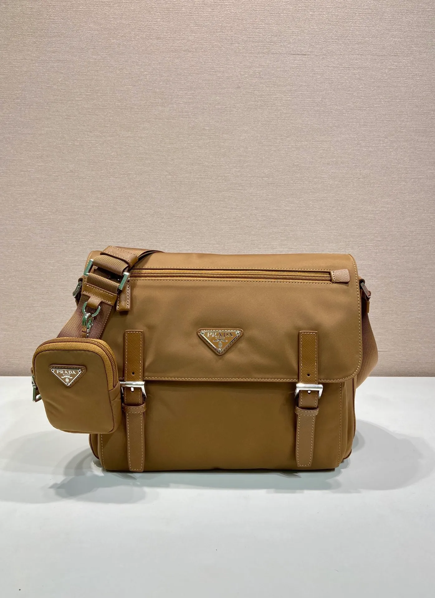 💰1160🎉Upgraded messenger bag🎉🎉1BD953B new color🎉 This shoulder bag is made of Re-Nylon regenerated nylon and equipped with spacious compartments and pockets. Comes with a removable pouch for added style. The back of the small bag is an environmentally friendly logo🎉Flip cover and buckle opening and closing, large capacity, fashionable and practical, and a popular style that will never go out of style🎉Hurry and get it Height: 20.5cm Width: 27cm Length: 12cm
