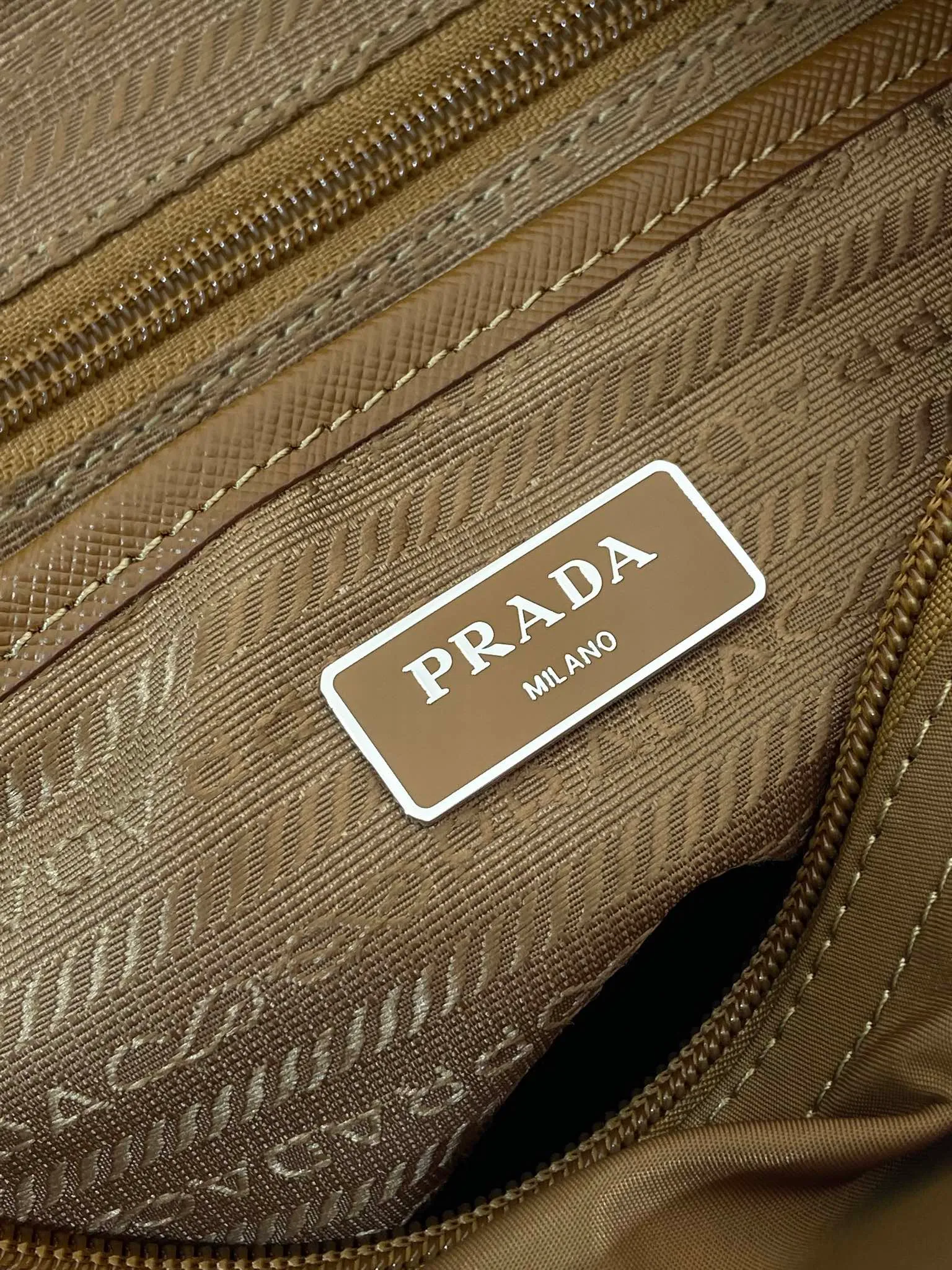 💰1160🎉Upgraded messenger bag🎉🎉1BD953B new color🎉 This shoulder bag is made of Re-Nylon regenerated nylon and equipped with spacious compartments and pockets. Comes with a removable pouch for added style. The back of the small bag is an environmentally friendly logo🎉Flip cover and buckle opening and closing, large capacity, fashionable and practical, and a popular style that will never go out of style🎉Hurry and get it Height: 20.5cm Width: 27cm Length: 12cm