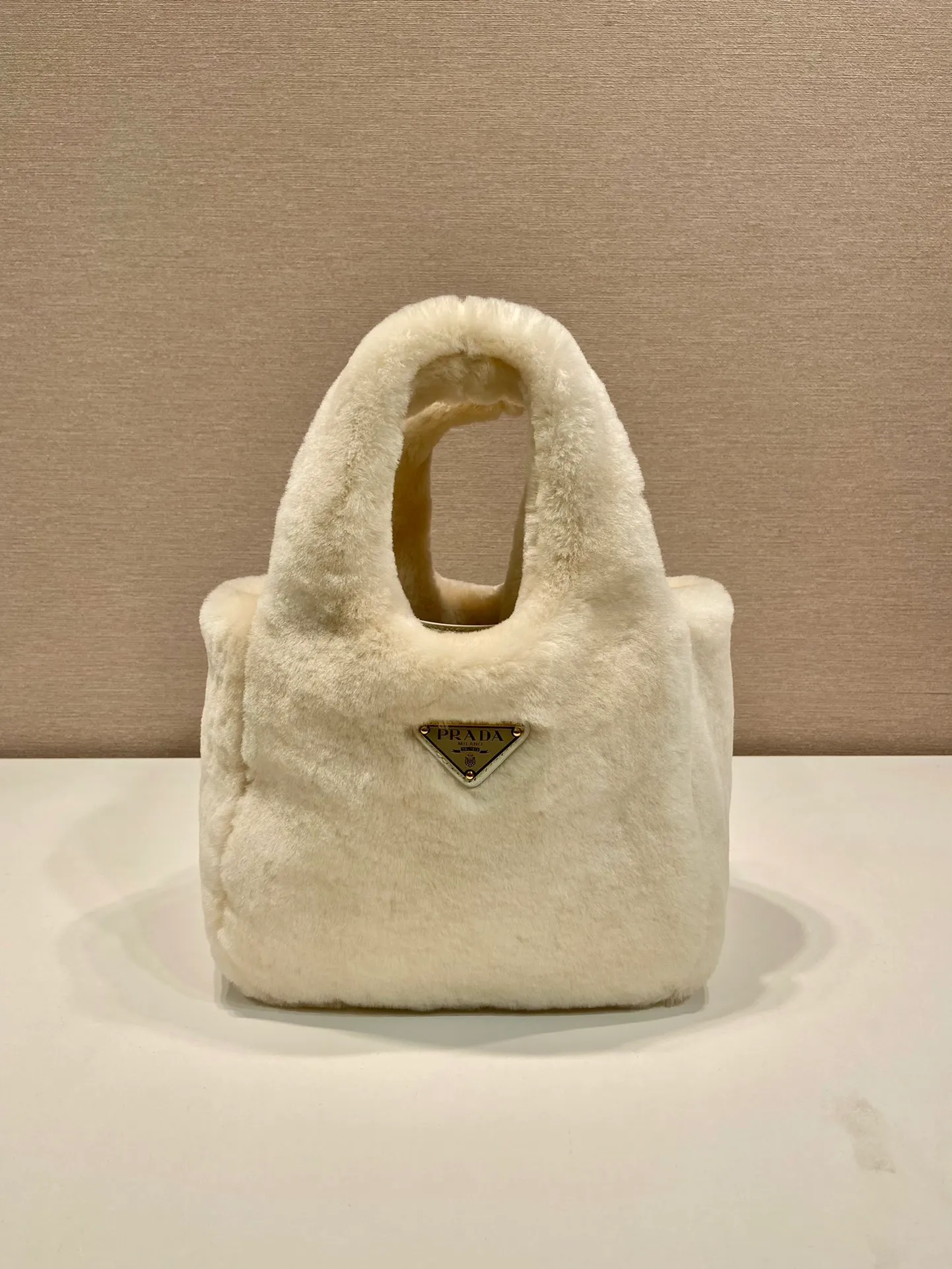 💰1320🎉Wool Bucket Bag🎉1BA349🎉🎉 This shearling handbag has a wide design, highlighting its soft and rounded silhouette. The unique P triangle logo adds an iconic and classic feel to this bag. Enamel-coated triangular metal logo on the front, magnetic buckle closure. Soft sheepskin lining, with three compartments, large capacity, fashionable and practical. It is also a popular item recognized by Internet celebrities. A must-have for winter, get it now. 🎉🎉👏👏👏 Length 18x height 15.5x bottom 10cm🎉🎉