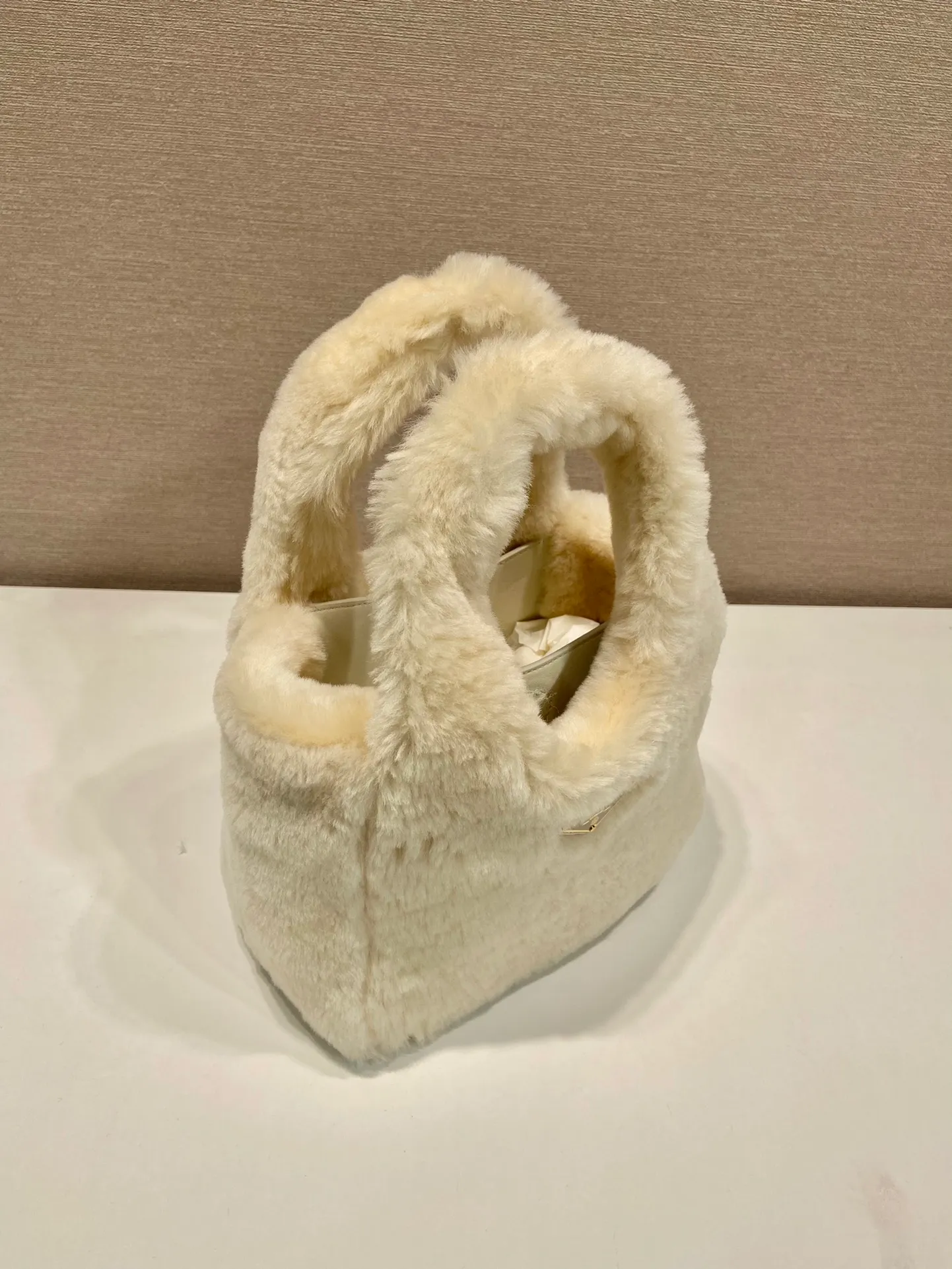 💰1320🎉Wool Bucket Bag🎉1BA349🎉🎉 This shearling handbag has a wide design, highlighting its soft and rounded silhouette. The unique P triangle logo adds an iconic and classic feel to this bag. Enamel-coated triangular metal logo on the front, magnetic buckle closure. Soft sheepskin lining, with three compartments, large capacity, fashionable and practical. It is also a popular item recognized by Internet celebrities. A must-have for winter, get it now. 🎉🎉👏👏👏 Length 18x height 15.5x bottom 10cm🎉🎉
