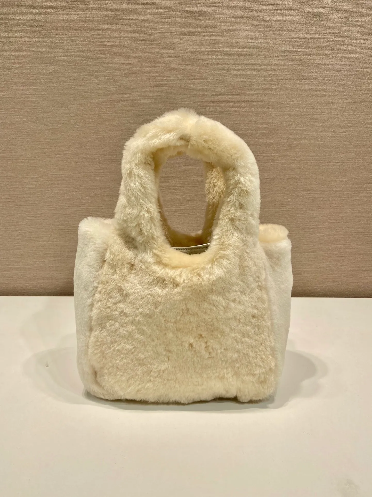 💰1320🎉Wool Bucket Bag🎉1BA349🎉🎉 This shearling handbag has a wide design, highlighting its soft and rounded silhouette. The unique P triangle logo adds an iconic and classic feel to this bag. Enamel-coated triangular metal logo on the front, magnetic buckle closure. Soft sheepskin lining, with three compartments, large capacity, fashionable and practical. It is also a popular item recognized by Internet celebrities. A must-have for winter, get it now. 🎉🎉👏👏👏 Length 18x height 15.5x bottom 10cm🎉🎉