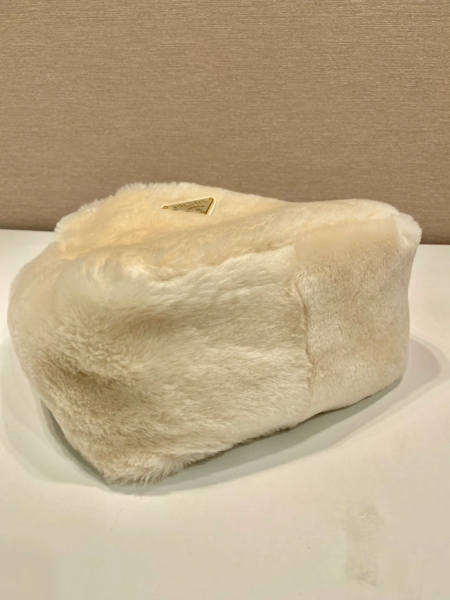 💰1320🎉Wool Bucket Bag🎉1BA349🎉🎉 This shearling handbag has a wide design, highlighting its soft and rounded silhouette. The unique P triangle logo adds an iconic and classic feel to this bag. Enamel-coated triangular metal logo on the front, magnetic buckle closure. Soft sheepskin lining, with three compartments, large capacity, fashionable and practical. It is also a popular item recognized by Internet celebrities. A must-have for winter, get it now. 🎉🎉👏👏👏 Length 18x height 15.5x bottom 10cm🎉🎉