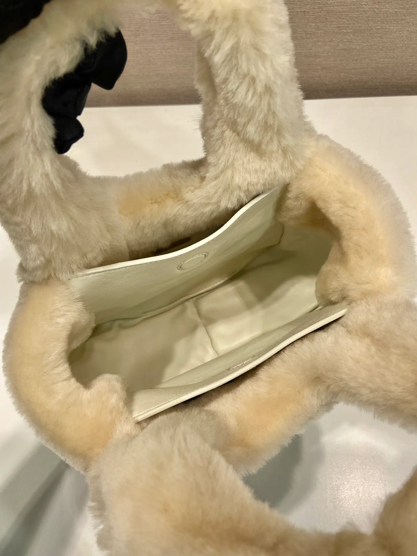 💰1320🎉Wool Bucket Bag🎉1BA349🎉🎉 This shearling handbag has a wide design, highlighting its soft and rounded silhouette. The unique P triangle logo adds an iconic and classic feel to this bag. Enamel-coated triangular metal logo on the front, magnetic buckle closure. Soft sheepskin lining, with three compartments, large capacity, fashionable and practical. It is also a popular item recognized by Internet celebrities. A must-have for winter, get it now. 🎉🎉👏👏👏 Length 18x height 15.5x bottom 10cm🎉🎉