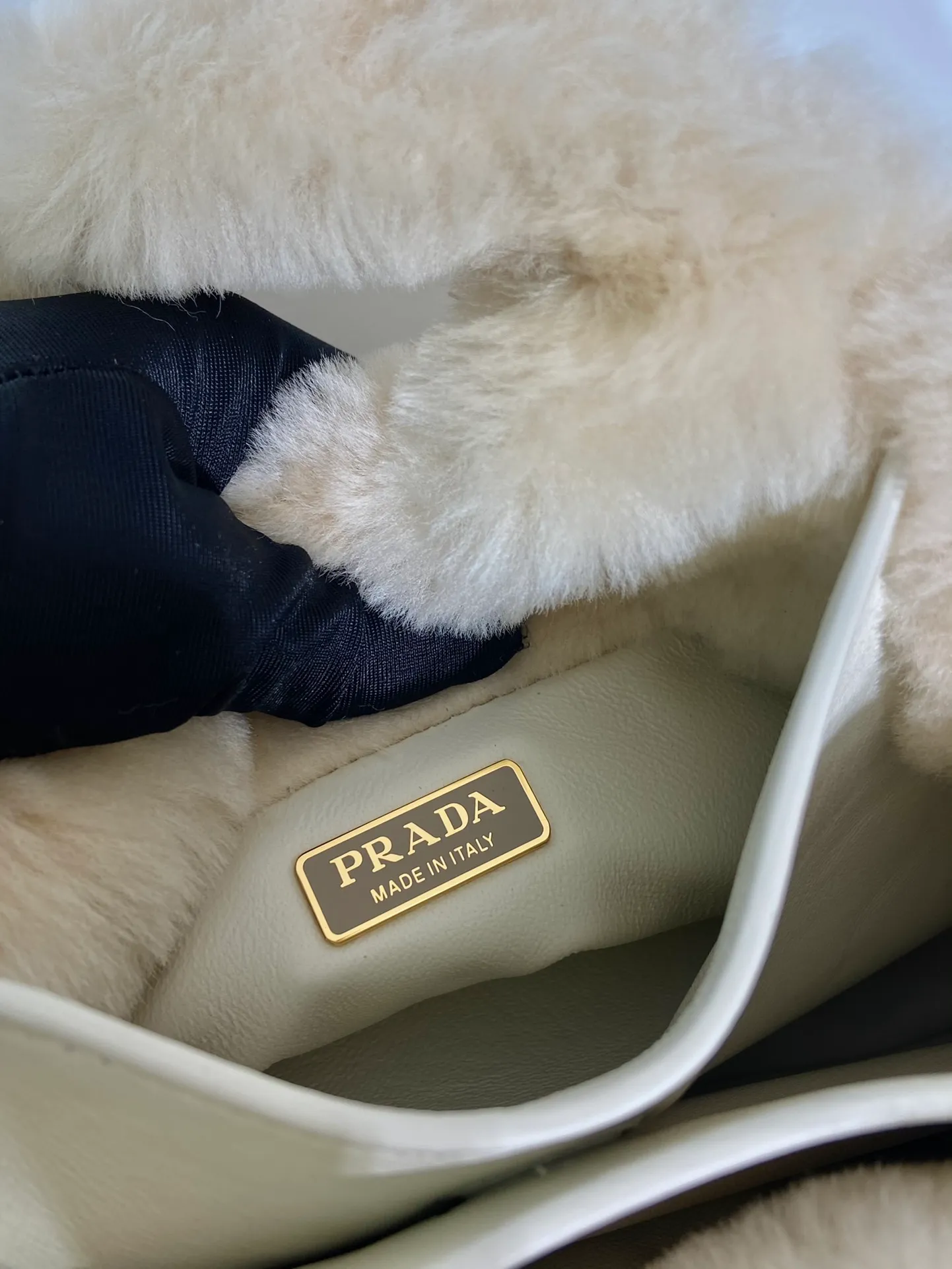 💰1320🎉Wool Bucket Bag🎉1BA349🎉🎉 This shearling handbag has a wide design, highlighting its soft and rounded silhouette. The unique P triangle logo adds an iconic and classic feel to this bag. Enamel-coated triangular metal logo on the front, magnetic buckle closure. Soft sheepskin lining, with three compartments, large capacity, fashionable and practical. It is also a popular item recognized by Internet celebrities. A must-have for winter, get it now. 🎉🎉👏👏👏 Length 18x height 15.5x bottom 10cm🎉🎉
