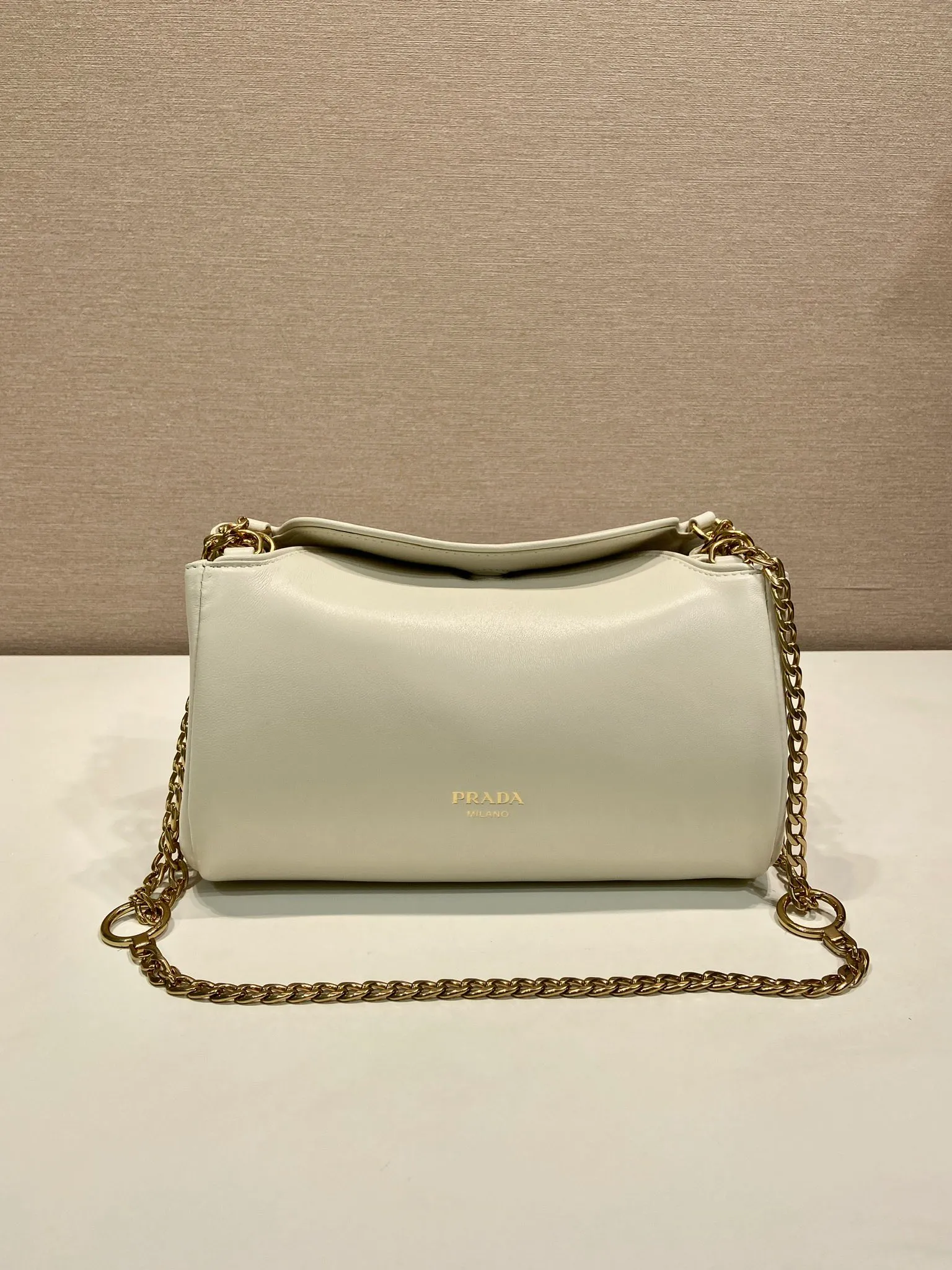 💰1500🎉New🎉1BD395🎉🎉 This Tumulte bag suggests a sporty yet refined stance, an authentic, nappa leather design characterized by soft side pleats and curves that create a refined feminine silhouette. The bag is decorated with three sliding chain handles, a detachable chain shoulder strap and a magnetic closure on the flap, which can be combined into different wearing styles. There is a lot of space, babies, hurry up and get it🎉🎉Length 24xHeight 13xBottom 13cm🎉🎉🎉💰💰💰