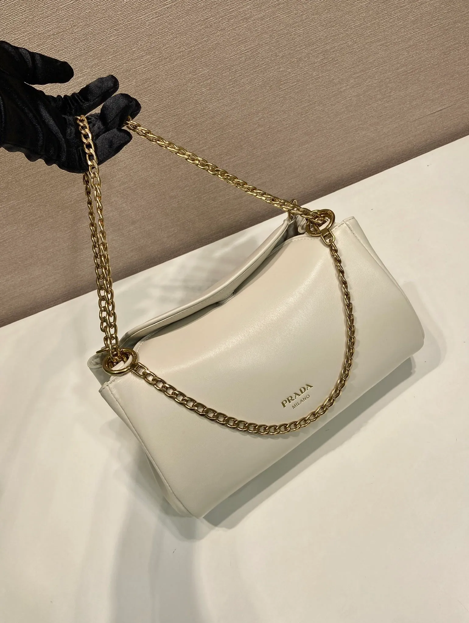 💰1500🎉New🎉1BD395🎉🎉 This Tumulte bag suggests a sporty yet refined stance, an authentic, nappa leather design characterized by soft side pleats and curves that create a refined feminine silhouette. The bag is decorated with three sliding chain handles, a detachable chain shoulder strap and a magnetic closure on the flap, which can be combined into different wearing styles. There is a lot of space, babies, hurry up and get it🎉🎉Length 24xHeight 13xBottom 13cm🎉🎉🎉💰💰💰