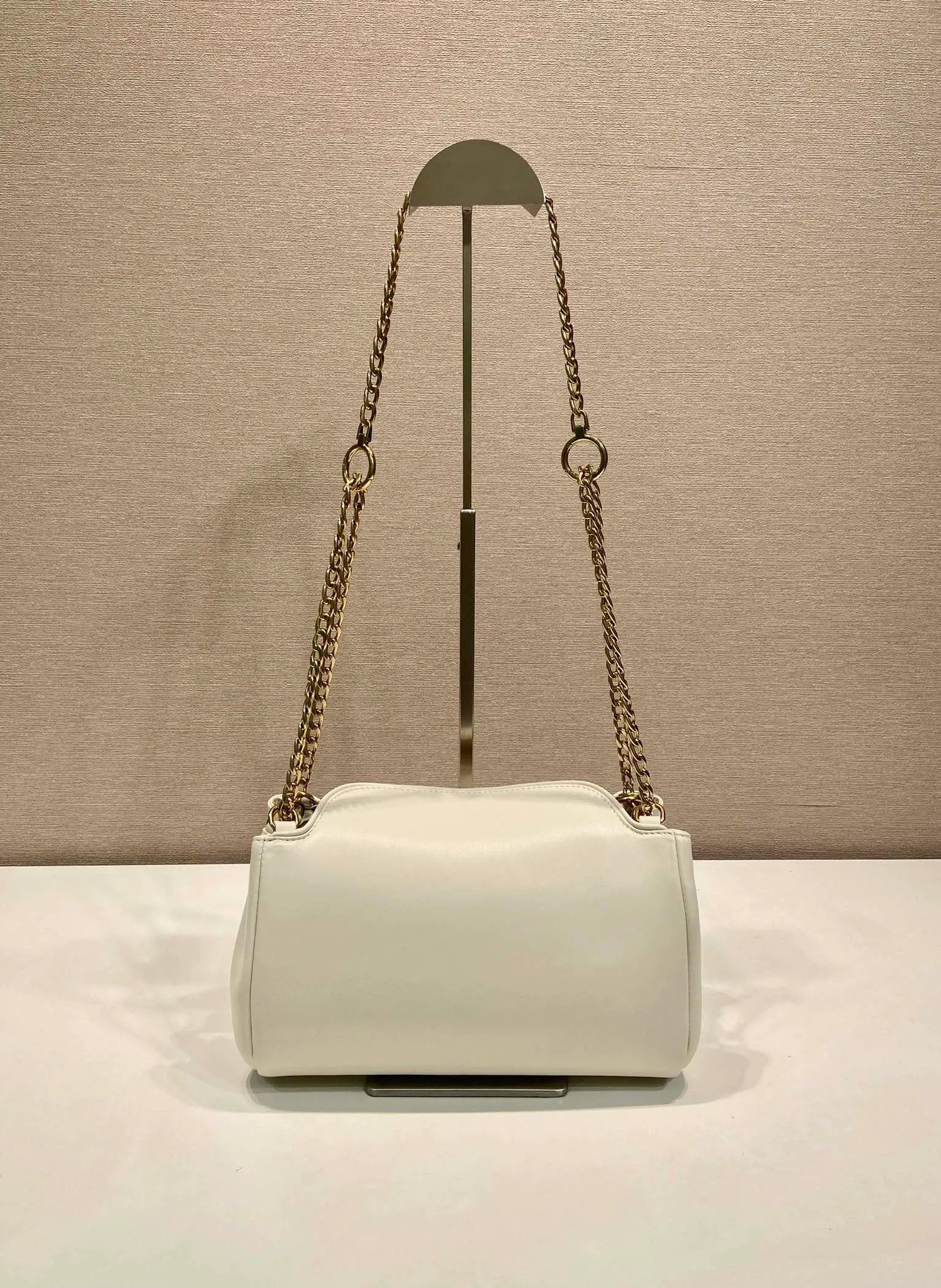 💰1500🎉New🎉1BD395🎉🎉 This Tumulte bag suggests a sporty yet refined stance, an authentic, nappa leather design characterized by soft side pleats and curves that create a refined feminine silhouette. The bag is decorated with three sliding chain handles, a detachable chain shoulder strap and a magnetic closure on the flap, which can be combined into different wearing styles. There is a lot of space, babies, hurry up and get it🎉🎉Length 24xHeight 13xBottom 13cm🎉🎉🎉💰💰💰