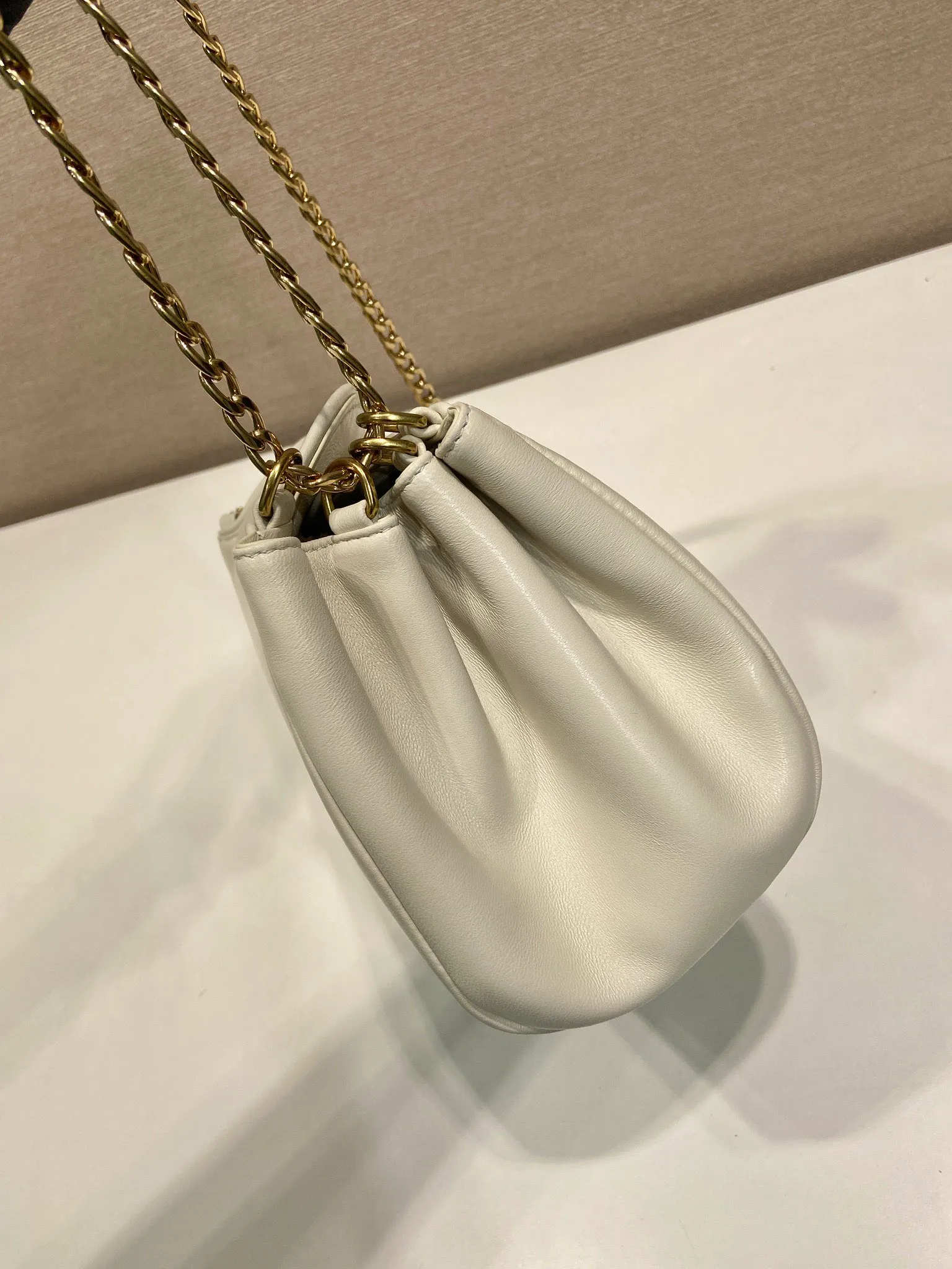 💰1500🎉New🎉1BD395🎉🎉 This Tumulte bag suggests a sporty yet refined stance, an authentic, nappa leather design characterized by soft side pleats and curves that create a refined feminine silhouette. The bag is decorated with three sliding chain handles, a detachable chain shoulder strap and a magnetic closure on the flap, which can be combined into different wearing styles. There is a lot of space, babies, hurry up and get it🎉🎉Length 24xHeight 13xBottom 13cm🎉🎉🎉💰💰💰
