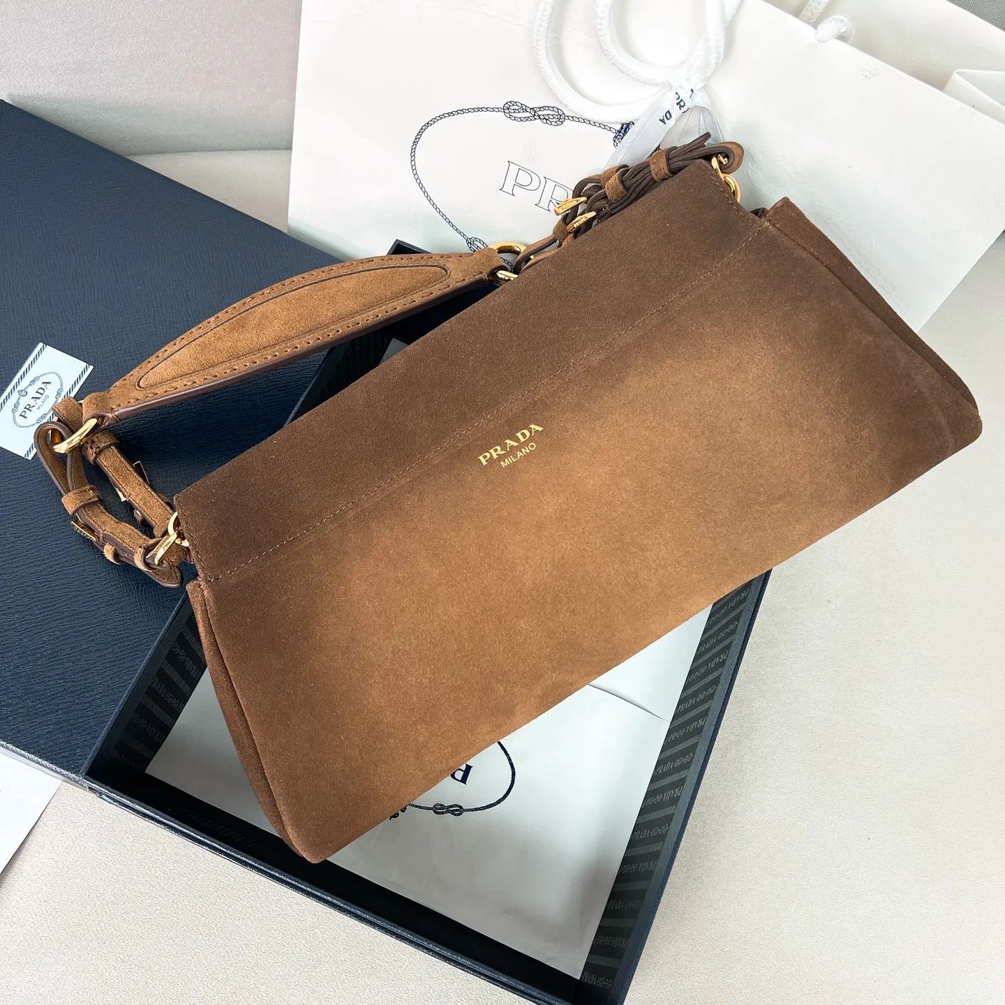💰1560🌟New model debut🌟The latest FW25 show Enchaine handbag 1BC262 is carefully crafted from suede leather. It is retro, elegant and noble. The perfect fusion of retro style and futurism. It has sharp edges and corners yet is rounded and smooth. The overall body is firm, powerful and soft and delicate. The capacity is practical. Casual and natural, restrained and unobtrusive. It can be carried on the hand or on the shoulder. Size: 32.5*15.5*11cm