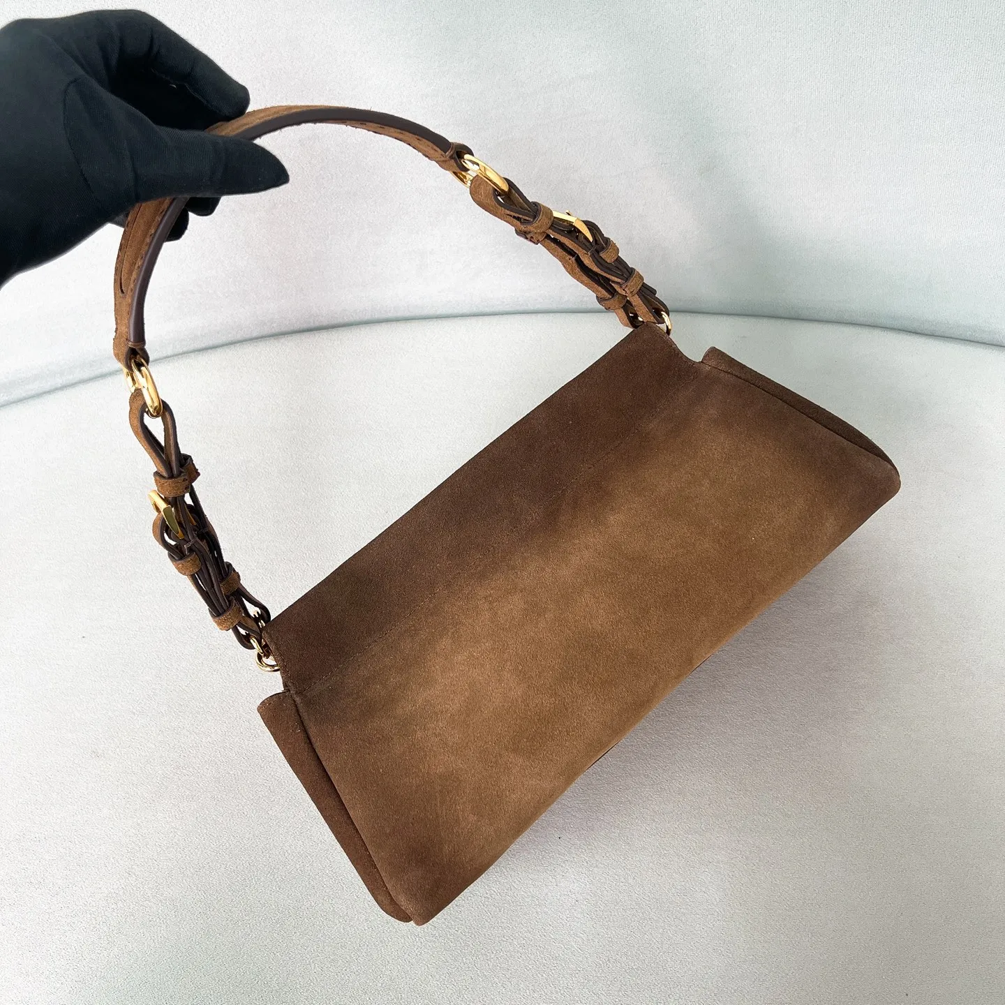 💰1560🌟New model debut🌟The latest FW25 show Enchaine handbag 1BC262 is carefully crafted from suede leather. It is retro, elegant and noble. The perfect fusion of retro style and futurism. It has sharp edges and corners yet is rounded and smooth. The overall body is firm, powerful and soft and delicate. The capacity is practical. Casual and natural, restrained and unobtrusive. It can be carried on the hand or on the shoulder. Size: 32.5*15.5*11cm