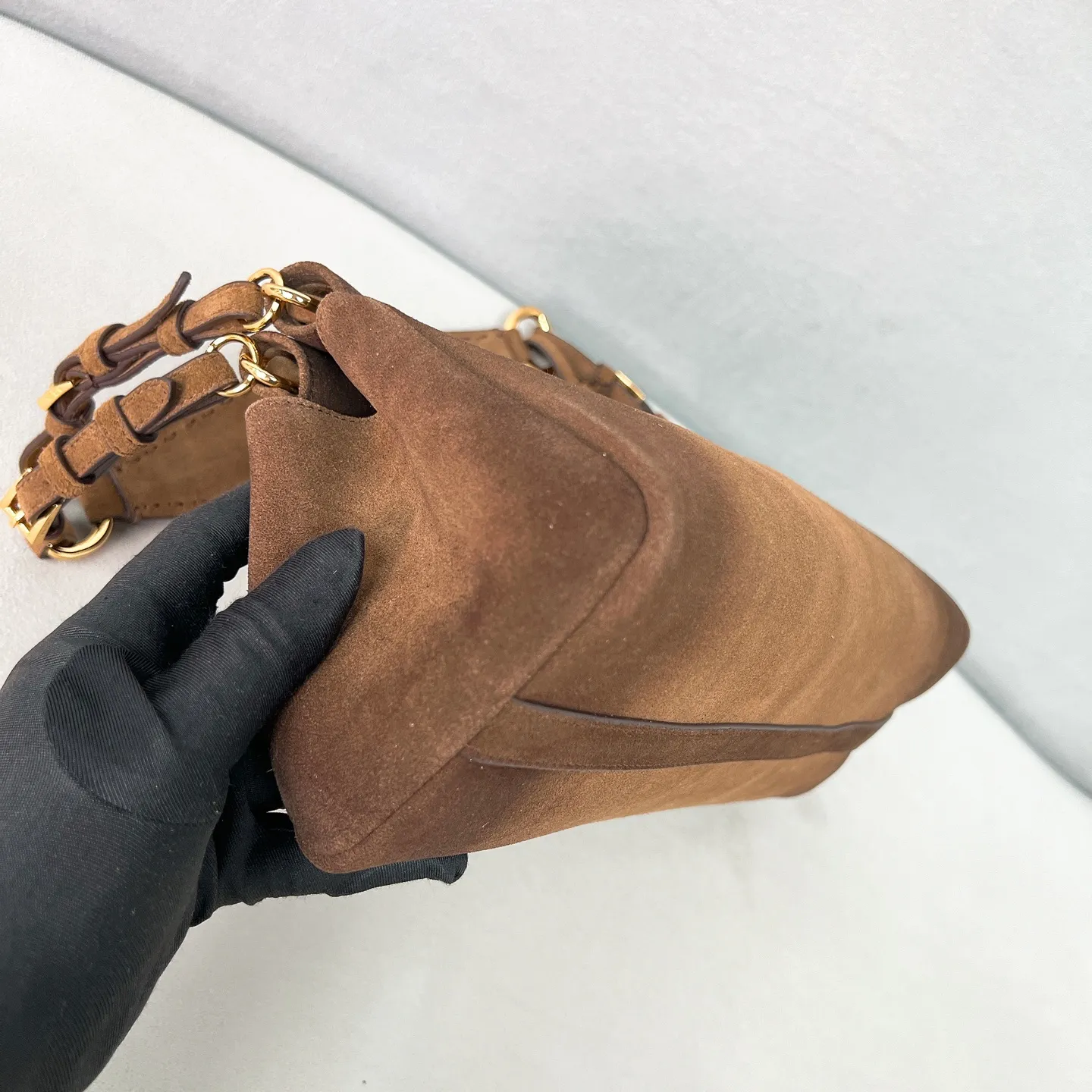 💰1560🌟New model debut🌟The latest FW25 show Enchaine handbag 1BC262 is carefully crafted from suede leather. It is retro, elegant and noble. The perfect fusion of retro style and futurism. It has sharp edges and corners yet is rounded and smooth. The overall body is firm, powerful and soft and delicate. The capacity is practical. Casual and natural, restrained and unobtrusive. It can be carried on the hand or on the shoulder. Size: 32.5*15.5*11cm