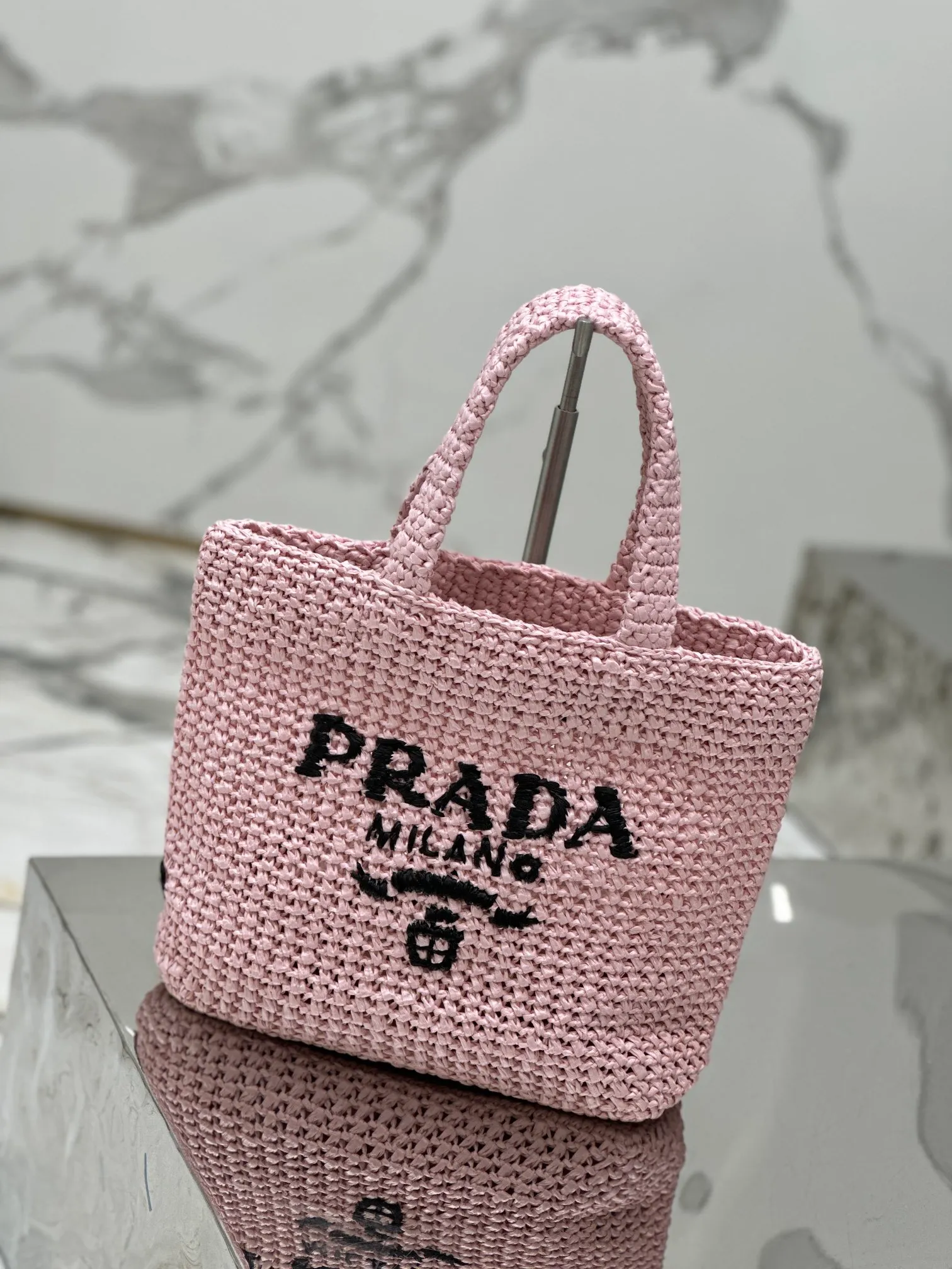 💰1640🌟Woven Tote Bag (Small Size) This woven tote bag is designed with imported raffia and is very handmade. Each bag is woven by hand using professional techniques. It is light and spacious, has a summer style, and is very versatile! Size: length 24x height 24x bottom 8cm Style number: 1BG422