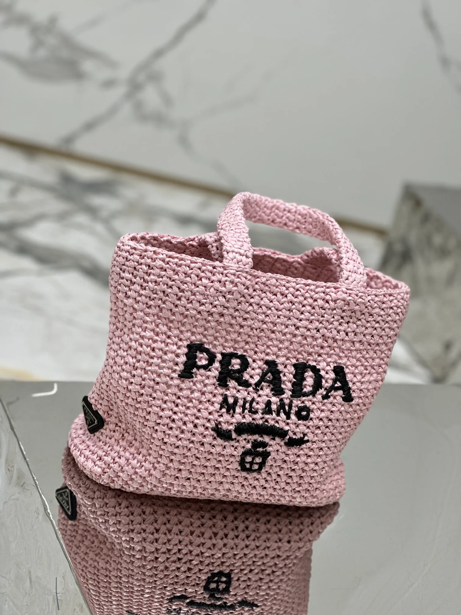 💰1640🌟Woven Tote Bag (Small Size) This woven tote bag is designed with imported raffia and is very handmade. Each bag is woven by hand using professional techniques. It is light and spacious, has a summer style, and is very versatile! Size: length 24x height 24x bottom 8cm Style number: 1BG422