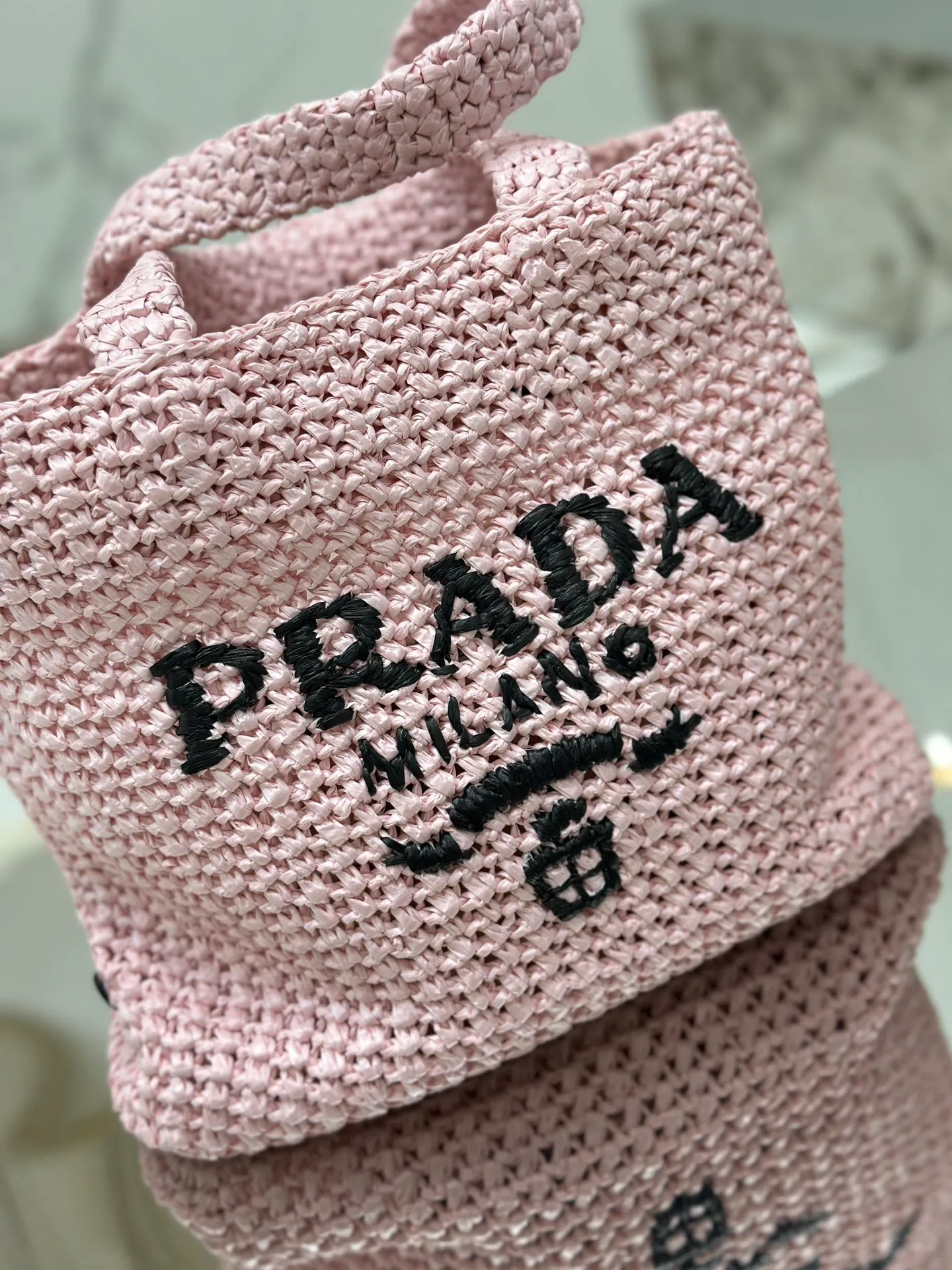 💰1640🌟Woven Tote Bag (Small Size) This woven tote bag is designed with imported raffia and is very handmade. Each bag is woven by hand using professional techniques. It is light and spacious, has a summer style, and is very versatile! Size: length 24x height 24x bottom 8cm Style number: 1BG422