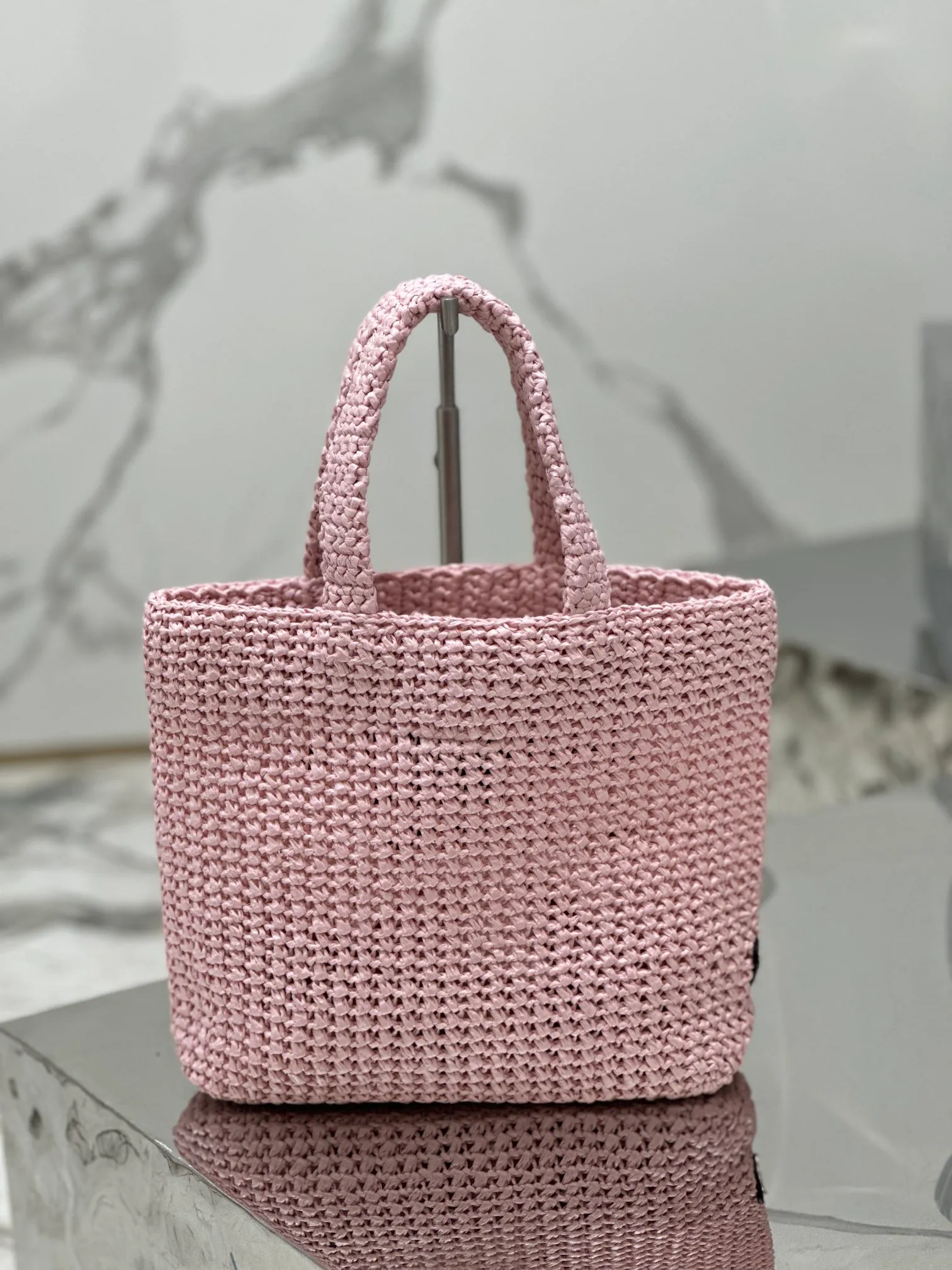 💰1640🌟Woven Tote Bag (Small Size) This woven tote bag is designed with imported raffia and is very handmade. Each bag is woven by hand using professional techniques. It is light and spacious, has a summer style, and is very versatile! Size: length 24x height 24x bottom 8cm Style number: 1BG422