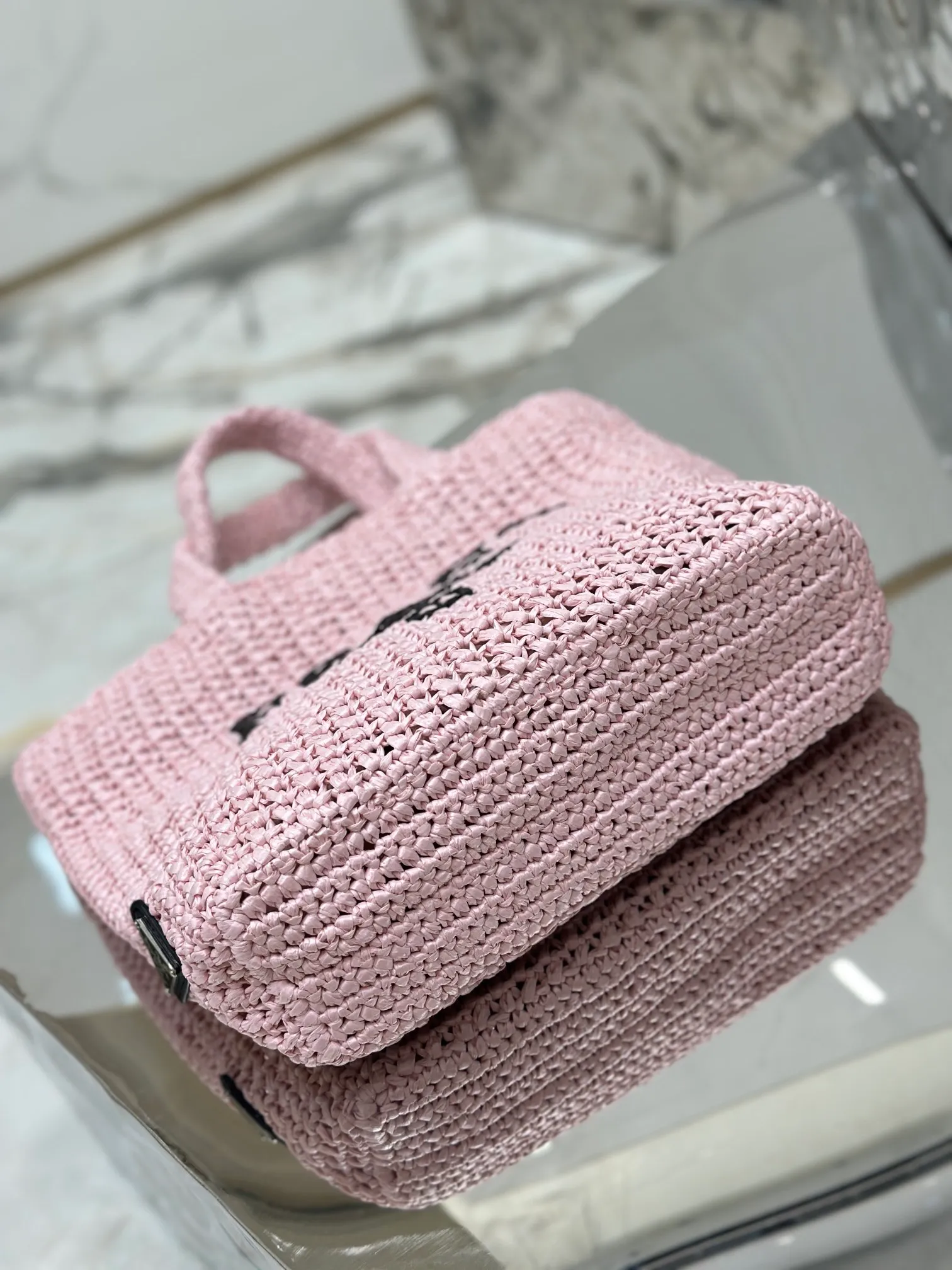 💰1640🌟Woven Tote Bag (Small Size) This woven tote bag is designed with imported raffia and is very handmade. Each bag is woven by hand using professional techniques. It is light and spacious, has a summer style, and is very versatile! Size: length 24x height 24x bottom 8cm Style number: 1BG422