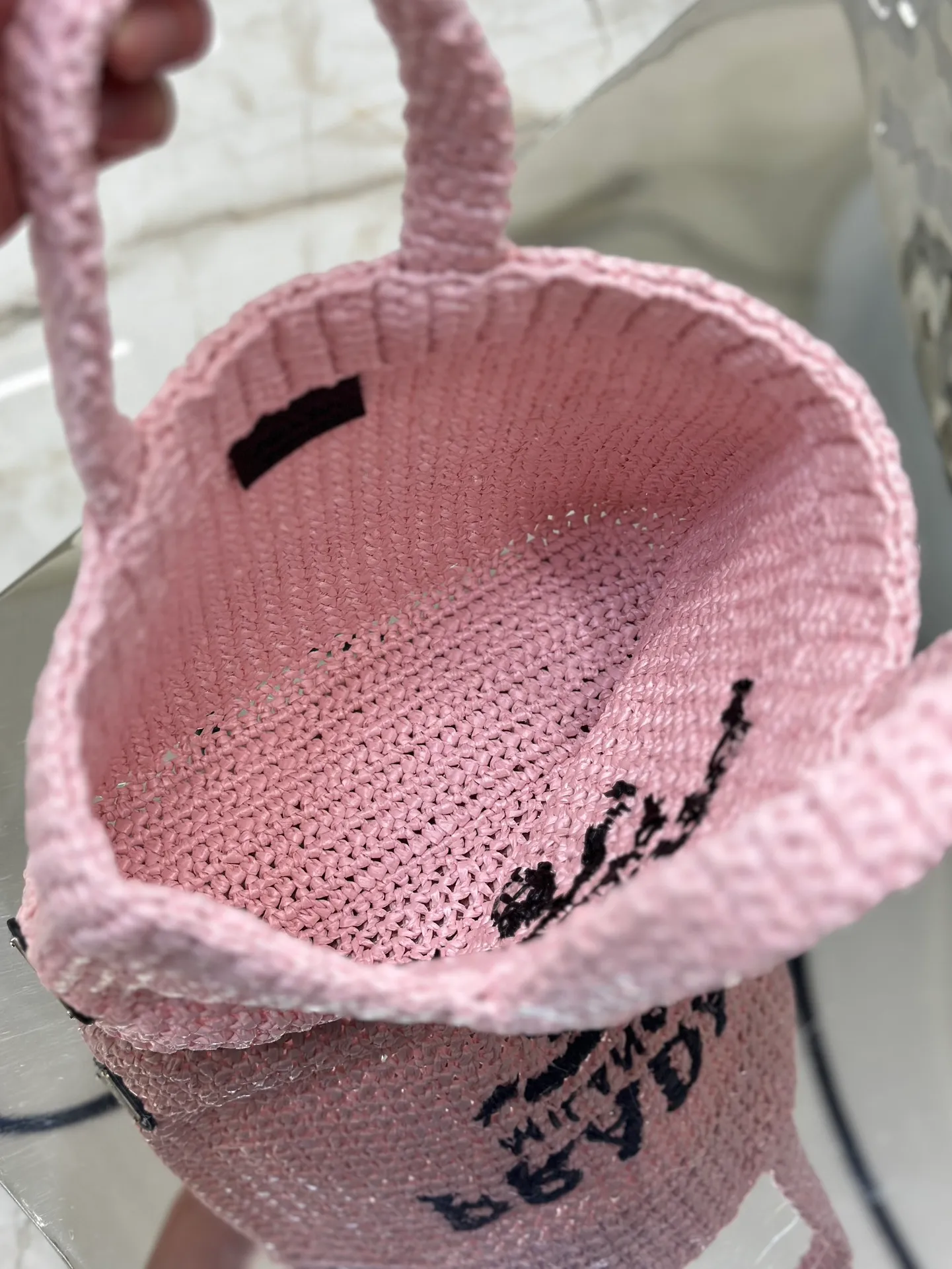 💰1640🌟Woven Tote Bag (Small Size) This woven tote bag is designed with imported raffia and is very handmade. Each bag is woven by hand using professional techniques. It is light and spacious, has a summer style, and is very versatile! Size: length 24x height 24x bottom 8cm Style number: 1BG422