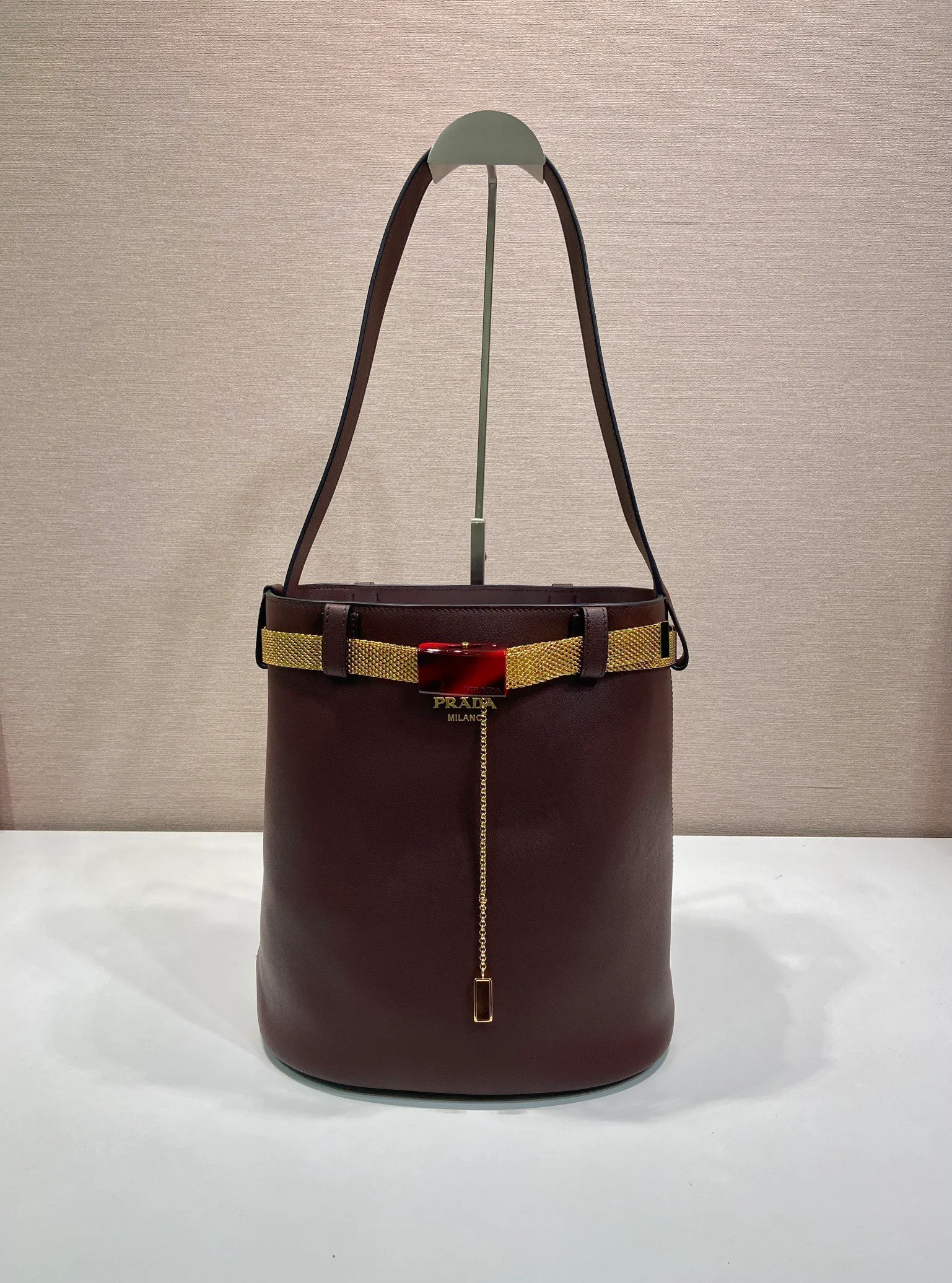 💰1700🎉New product🎉1BE085 Iron Belt🎉🎉 This fashionable bucket bag silhouette is a new interpretation of the Buckle handbag, eclectic and revealing the true meaning of refinement and elegance. Lace-up inlays and metallic mesh with tortoiseshell panel buckles add modern elegance to the feminine design. It’s also detachable and can be used as a decorative belt🎉, it’s so perfect, it’s another hot item recognized by internet celebrities🎉🎉 Length 26.5x height 29x bottom 18cm🎉🎉🎉💰💰💰