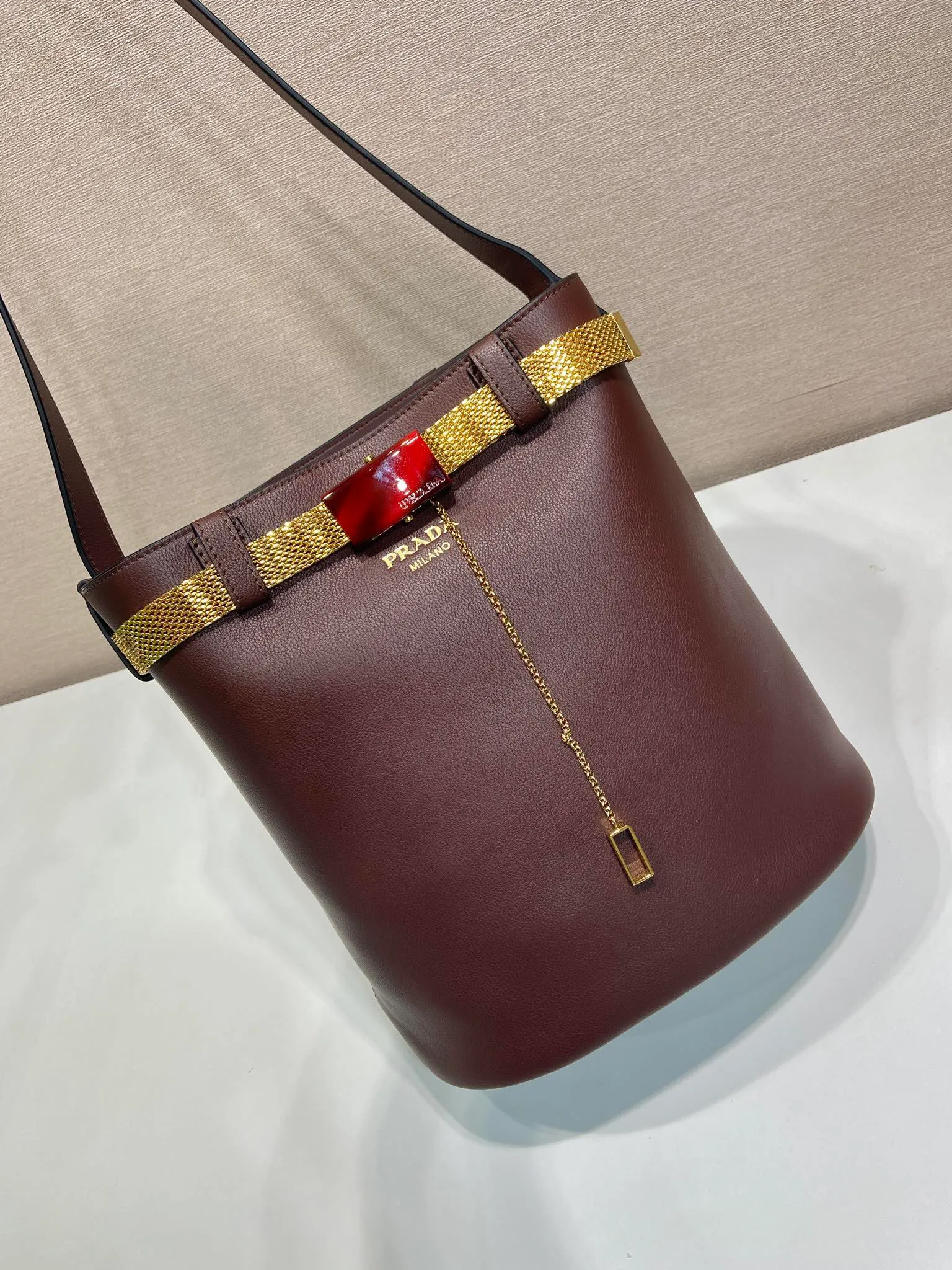 💰1700🎉New product🎉1BE085 Iron Belt🎉🎉 This fashionable bucket bag silhouette is a new interpretation of the Buckle handbag, eclectic and revealing the true meaning of refinement and elegance. Lace-up inlays and metallic mesh with tortoiseshell panel buckles add modern elegance to the feminine design. It’s also detachable and can be used as a decorative belt🎉, it’s so perfect, it’s another hot item recognized by internet celebrities🎉🎉 Length 26.5x height 29x bottom 18cm🎉🎉🎉💰💰💰
