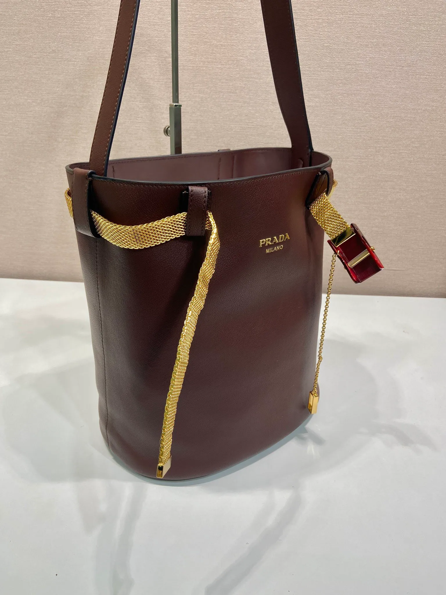 💰1700🎉New product🎉1BE085 Iron Belt🎉🎉 This fashionable bucket bag silhouette is a new interpretation of the Buckle handbag, eclectic and revealing the true meaning of refinement and elegance. Lace-up inlays and metallic mesh with tortoiseshell panel buckles add modern elegance to the feminine design. It’s also detachable and can be used as a decorative belt🎉, it’s so perfect, it’s another hot item recognized by internet celebrities🎉🎉 Length 26.5x height 29x bottom 18cm🎉🎉🎉💰💰💰
