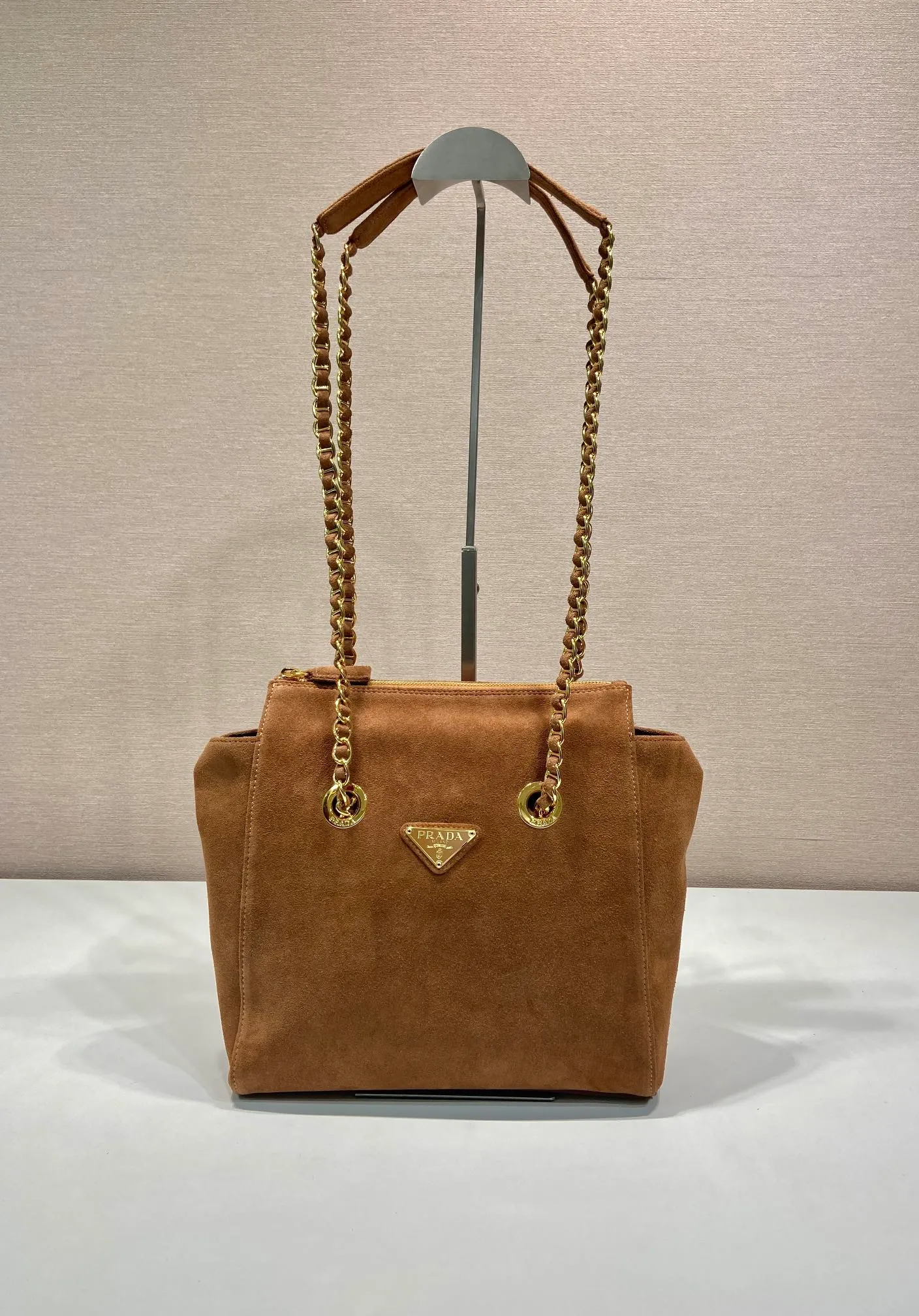 💰1320🎉Second-hand flip style🎉1BD660 suede leather🎉🎉 This Vintage vintage chain hobo bag has a great design👏👏 The pure hand-made suede rhombus design can be worn on one shoulder, across the body, or carried on the street. The imported black gold chain is really an eternal theme of vintage. It is simple and elegant, and the capacity is very large. The upper body is very fashionable, versatile and fashionable. No matter casual or formal, they all have a stable temperament. Hurry up and get it🙊I love this second-hand hobo bag so much😘😘 Length 25x height 26.5x bottom 7.5cm🎉🎉🎉👏👏👏