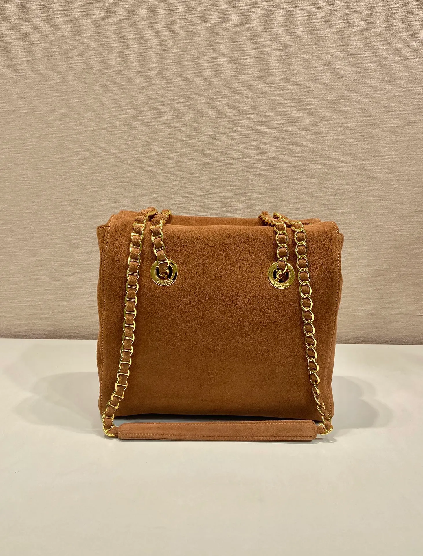 💰1320🎉Second-hand flip style🎉1BD660 suede leather🎉🎉 This Vintage vintage chain hobo bag has a great design👏👏 The pure hand-made suede rhombus design can be worn on one shoulder, across the body, or carried on the street. The imported black gold chain is really an eternal theme of vintage. It is simple and elegant, and the capacity is very large. The upper body is very fashionable, versatile and fashionable. No matter casual or formal, they all have a stable temperament. Hurry up and get it🙊I love this second-hand hobo bag so much😘😘 Length 25x height 26.5x bottom 7.5cm🎉🎉🎉👏👏👏