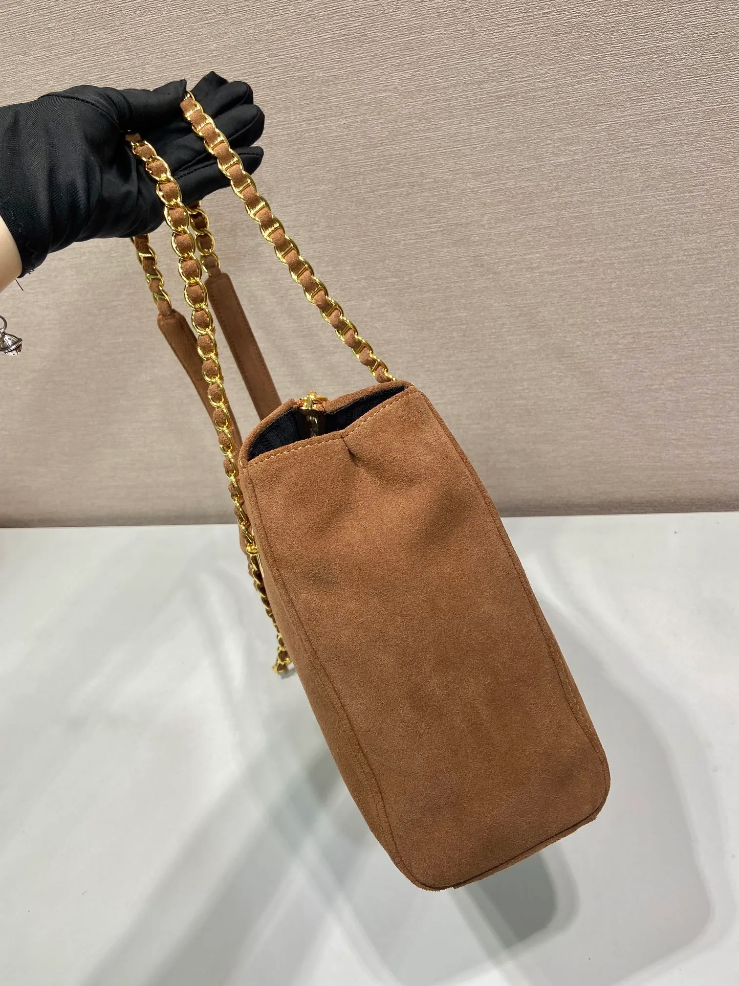 💰1320🎉Second-hand flip style🎉1BD660 suede leather🎉🎉 This Vintage vintage chain hobo bag has a great design👏👏 The pure hand-made suede rhombus design can be worn on one shoulder, across the body, or carried on the street. The imported black gold chain is really an eternal theme of vintage. It is simple and elegant, and the capacity is very large. The upper body is very fashionable, versatile and fashionable. No matter casual or formal, they all have a stable temperament. Hurry up and get it🙊I love this second-hand hobo bag so much😘😘 Length 25x height 26.5x bottom 7.5cm🎉🎉🎉👏👏👏